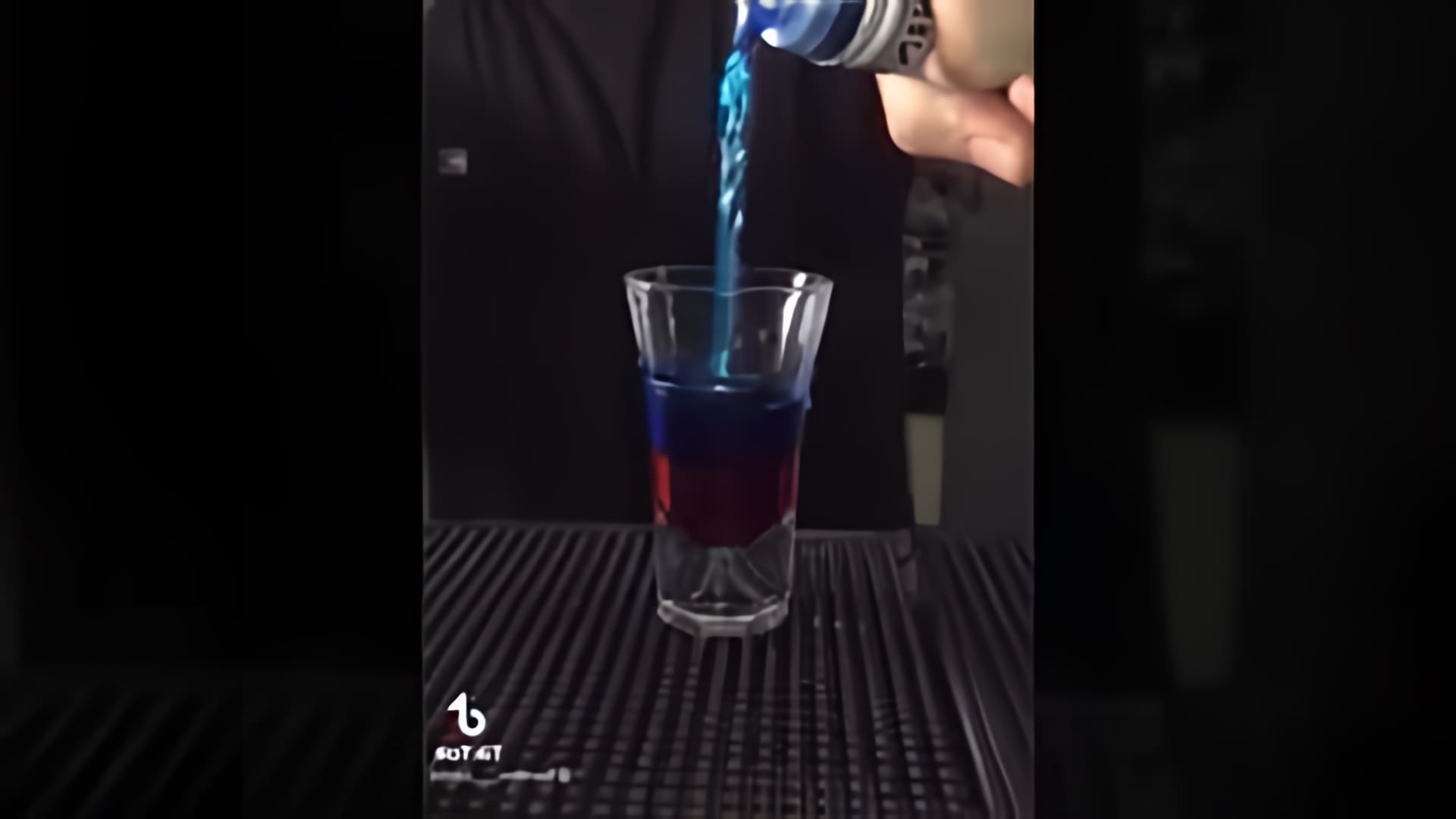 В этом видео-ролике показан процесс приготовления коктейля "Флаг России"