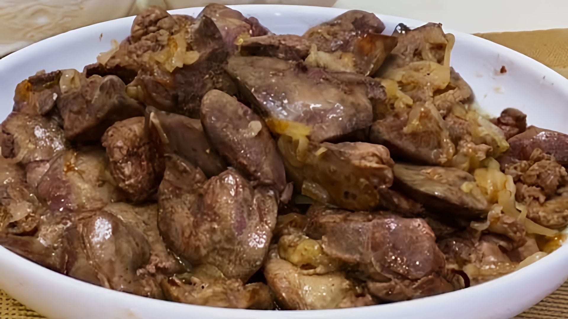 Видео рецепт жареной куриной печени с луком, который создатель называет очень вкусным и сытным блюдом