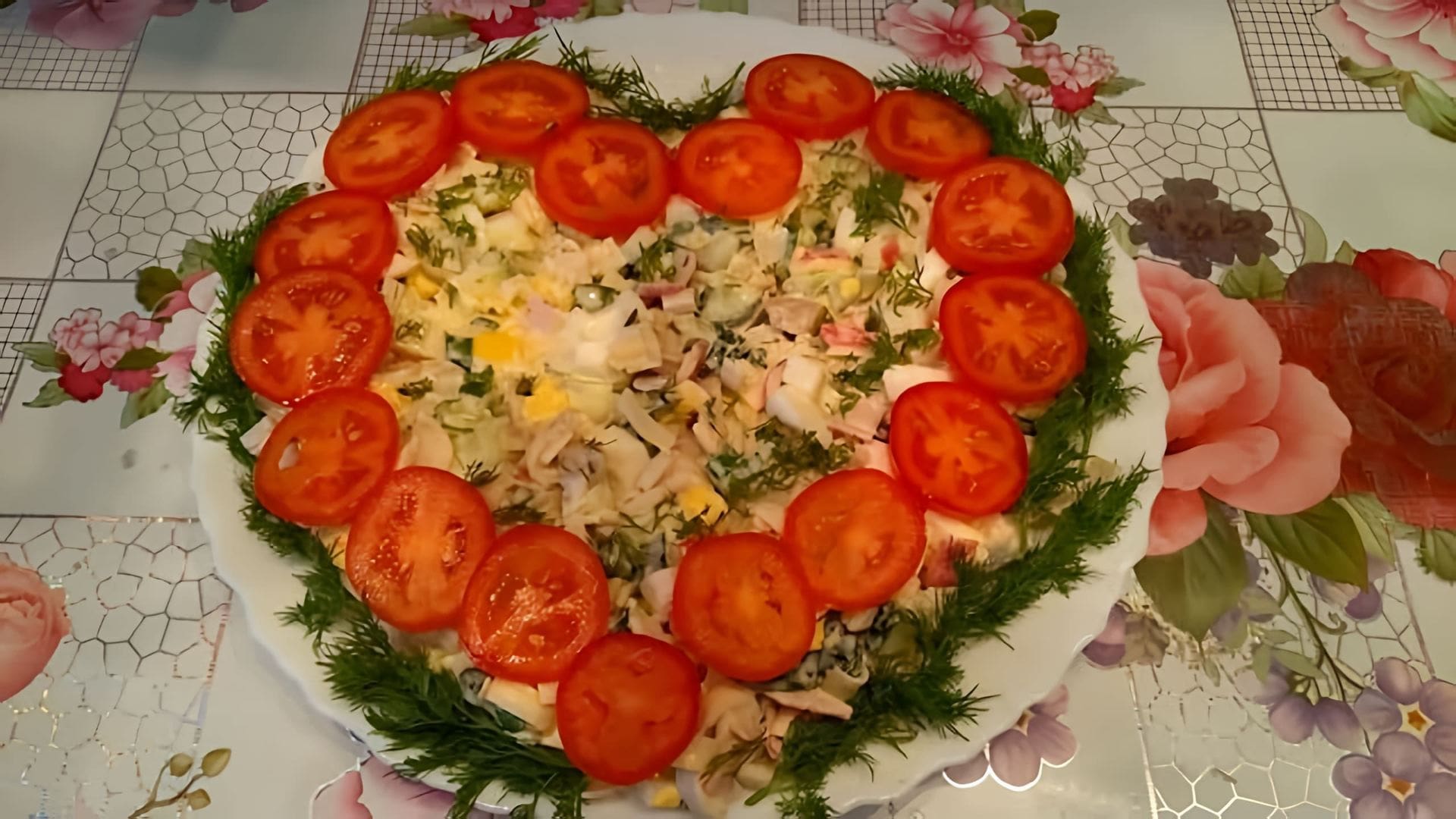 В этом видео демонстрируется рецепт приготовления праздничного салата с консервированными кальмарами
