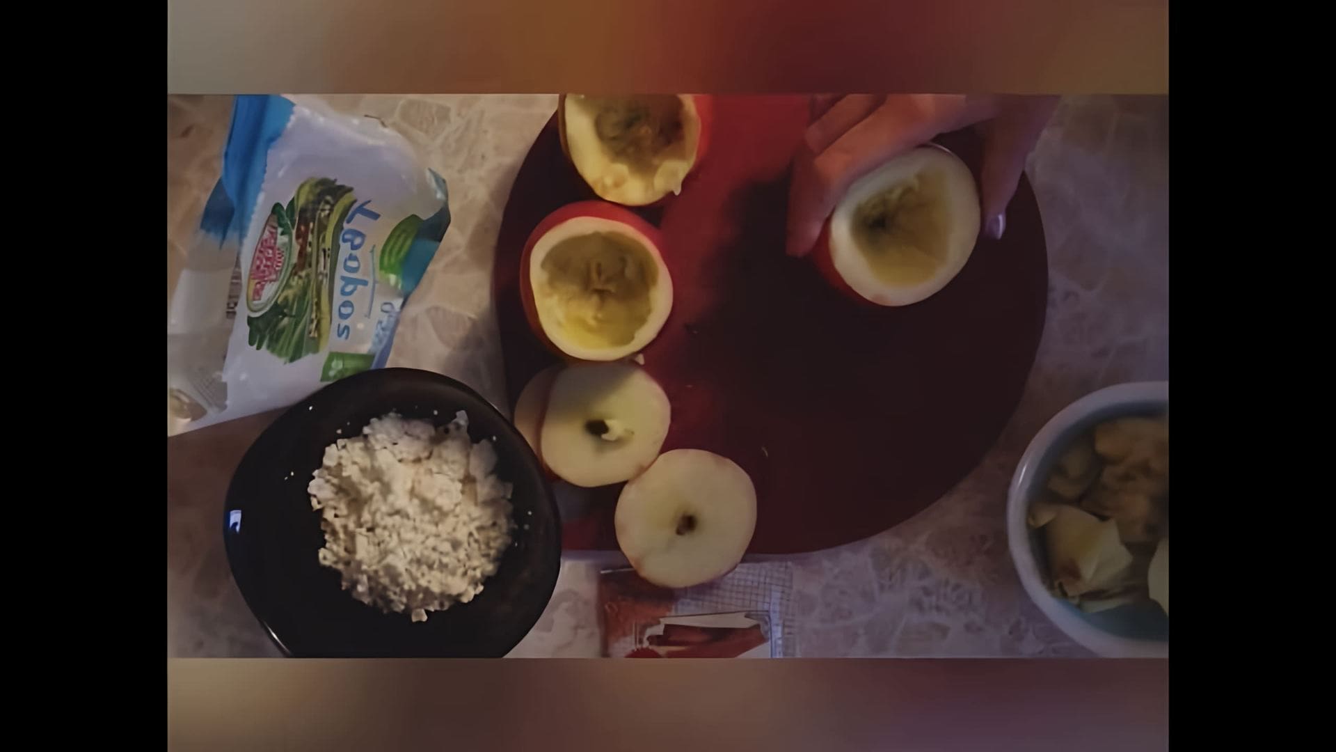 В этом видео-ролике будет показан рецепт приготовления запечённых яблок с творогом и корицей