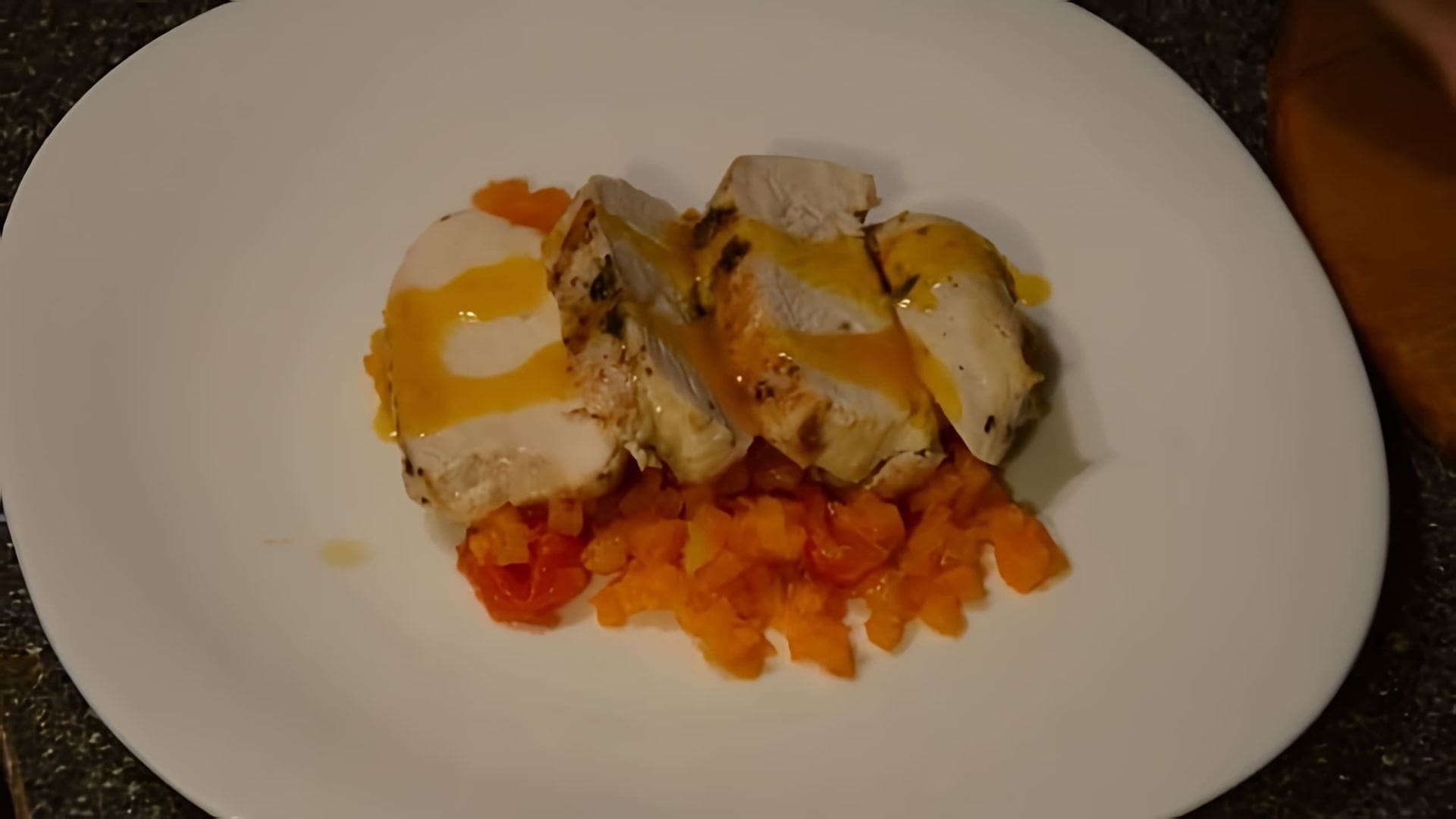 В этом видео демонстрируется процесс приготовления куриного филе с сальсой из тыквы и соусом из облепихи