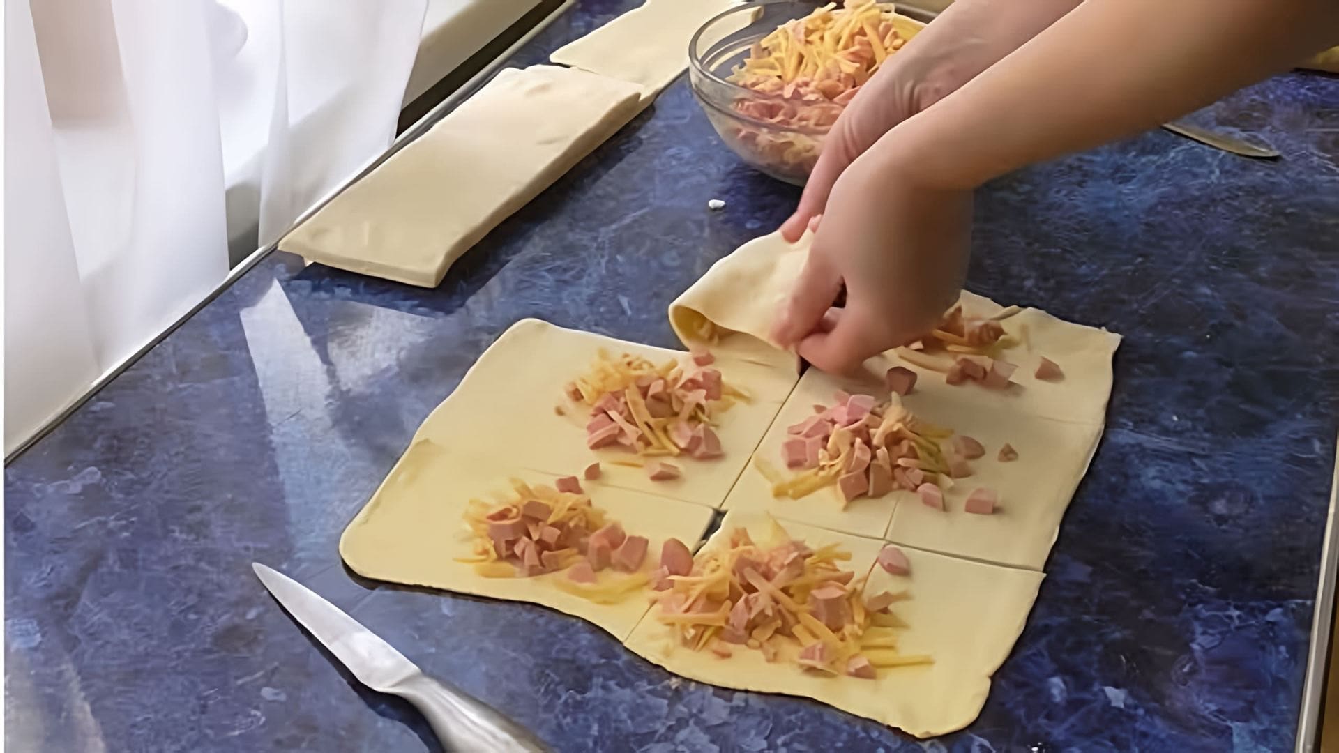 В этом видео-ролике показан простой и быстрый рецепт слоек с сыром и колбасой