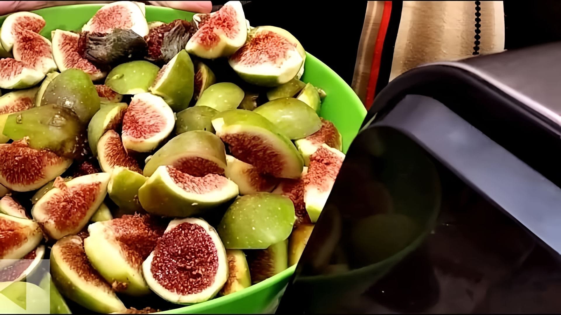 В этом видео показано, как приготовить джем из инжира на зиму