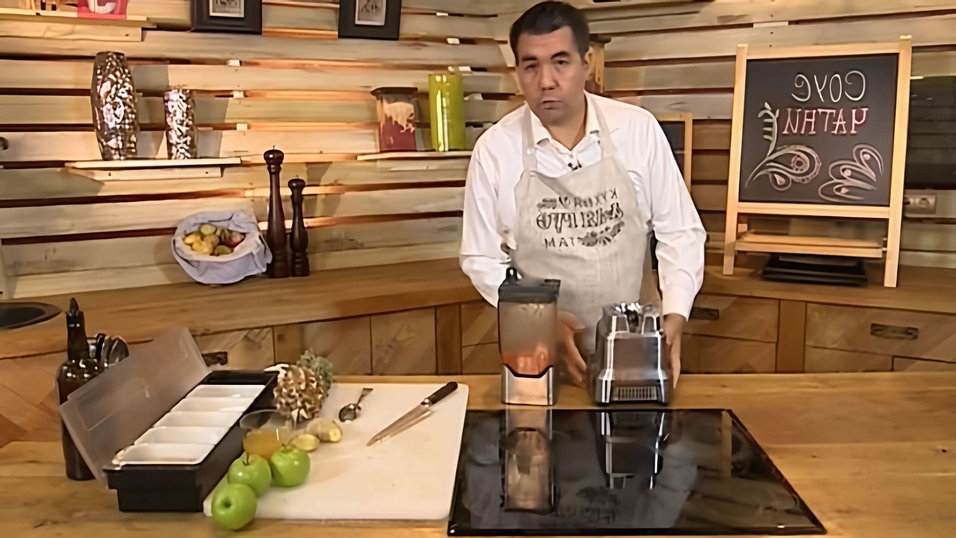 В этом видео демонстрируется процесс приготовления соуса чатни