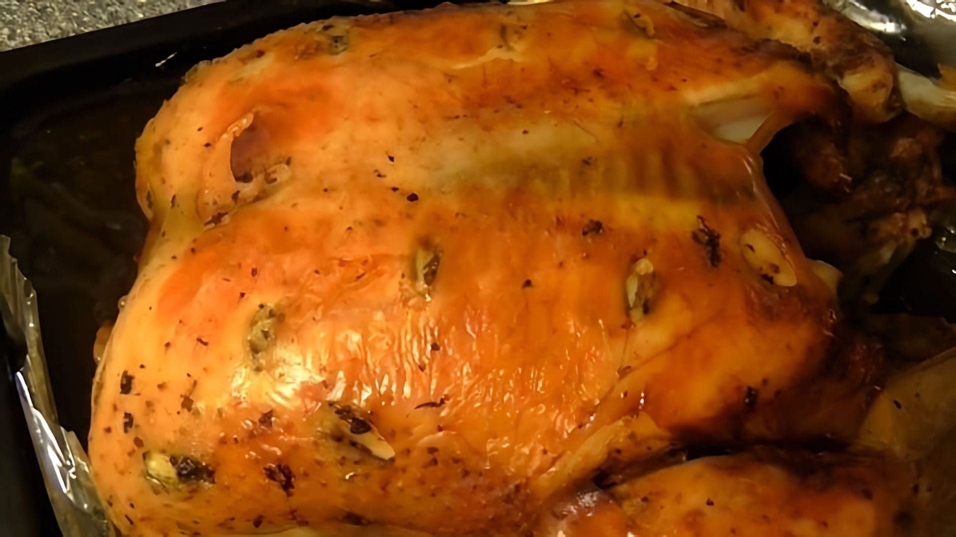 В этом видео демонстрируется процесс приготовления курицы в духовке целиком