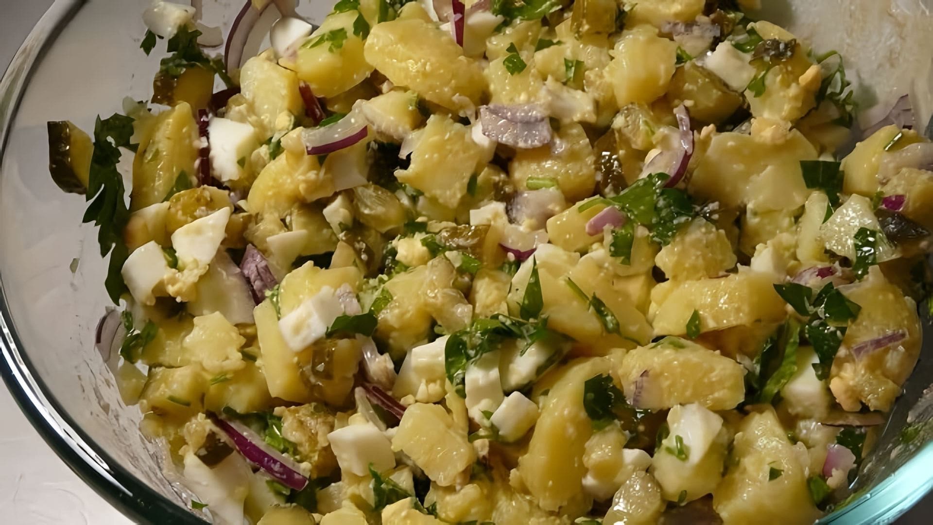 В этом видео демонстрируется рецепт картофельного салата, который можно приготовить на каждый день