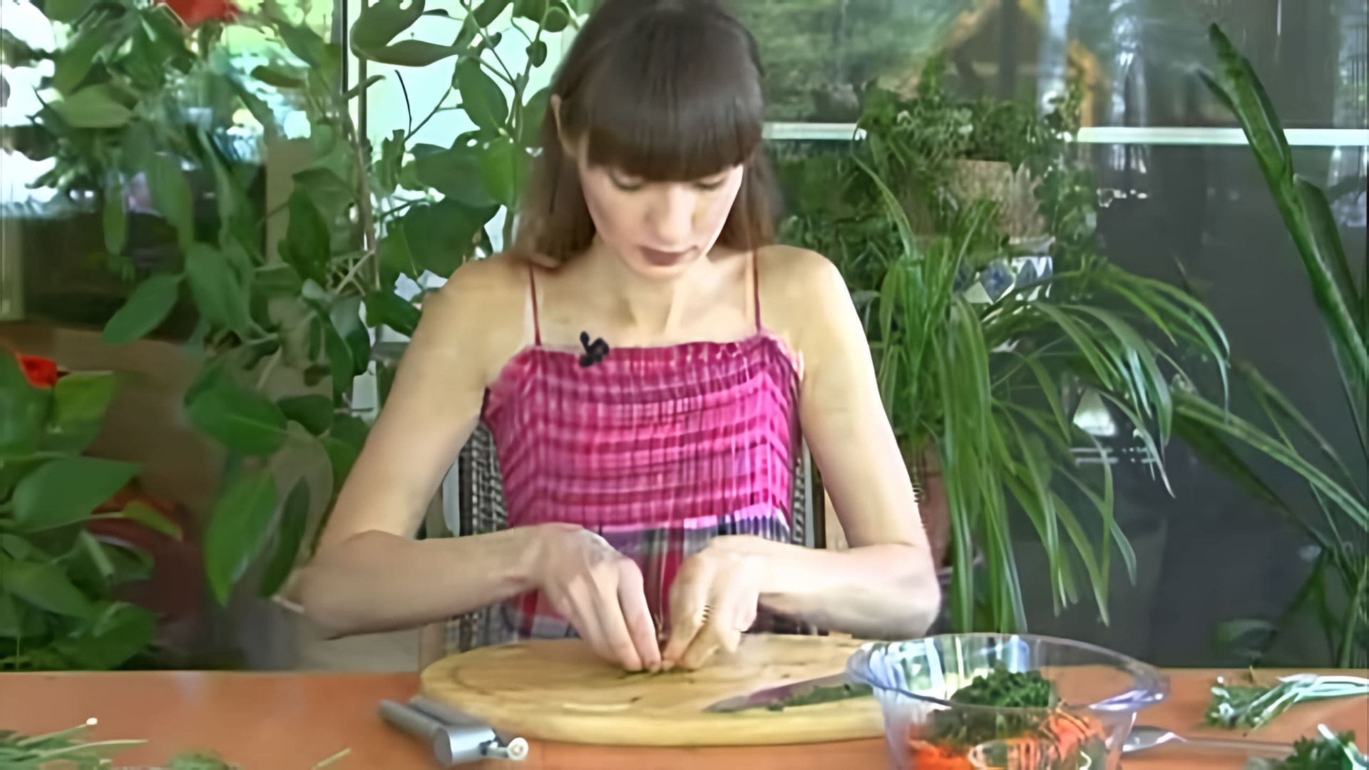 Сайт drugiesovety2011 представляет видеорецепт очень полезного салата из петрушки и моркови. 