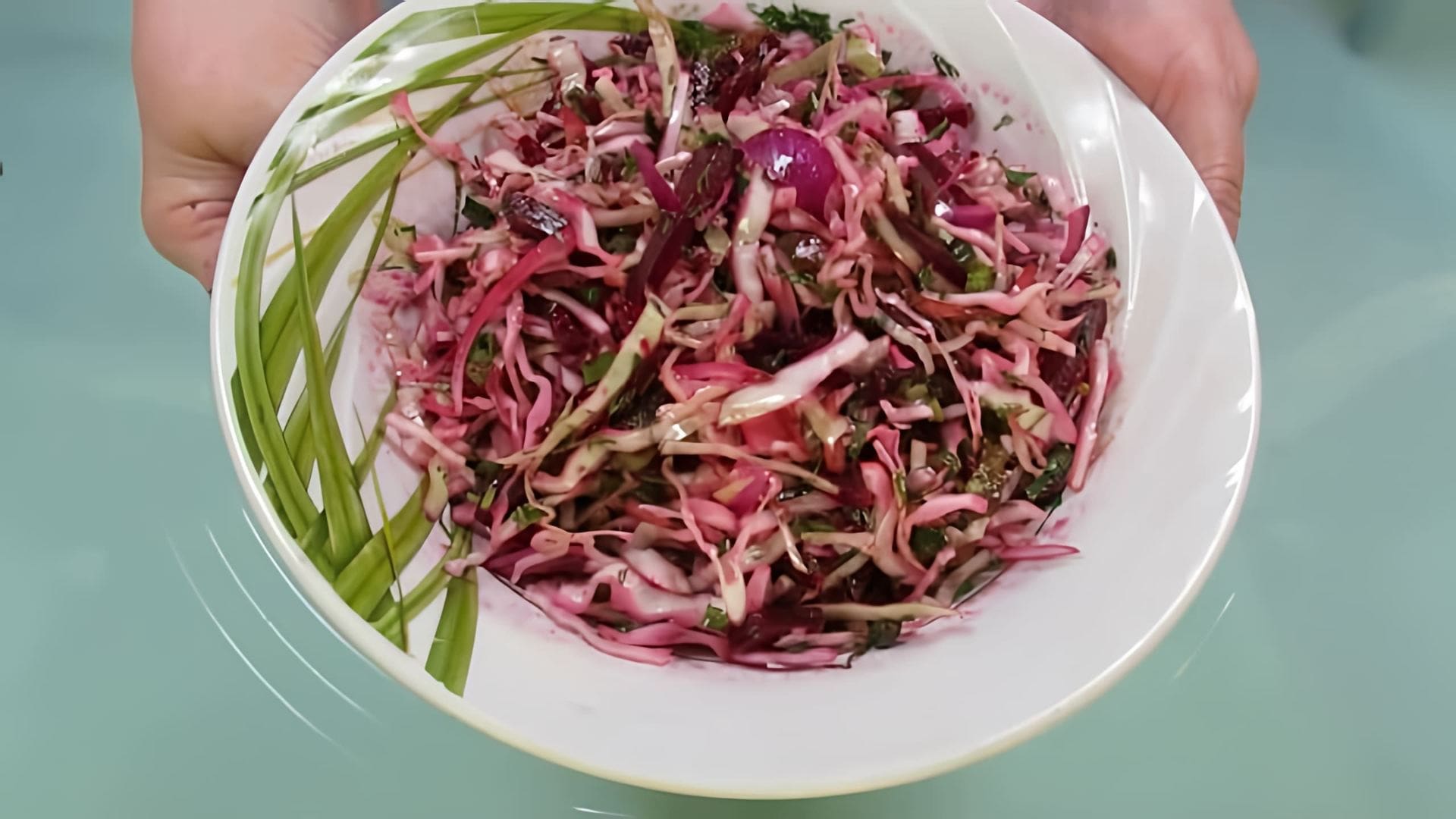 Салат из свеклы, капусты и огурцов - это вкусное и полезное блюдо, которое можно приготовить в домашних условиях