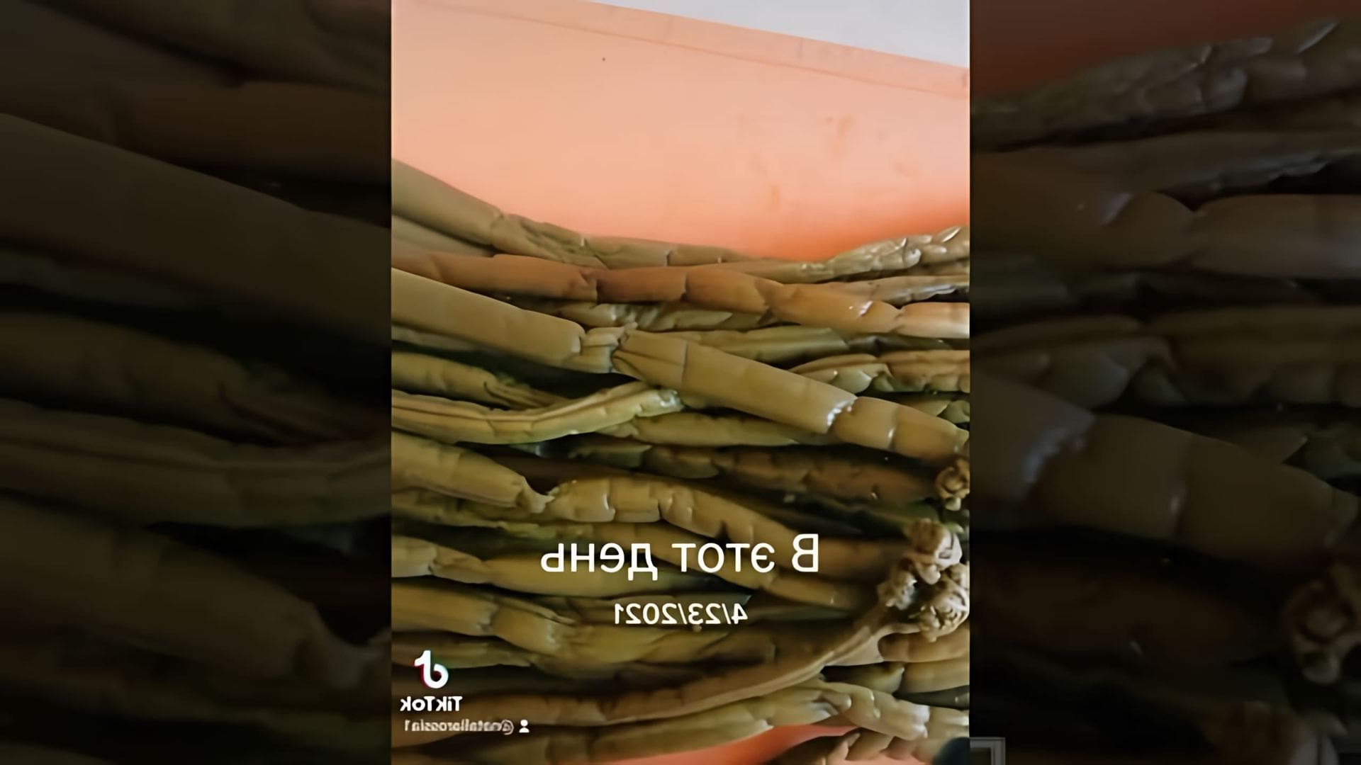 В этом видео демонстрируется процесс приготовления консервированного папоротника