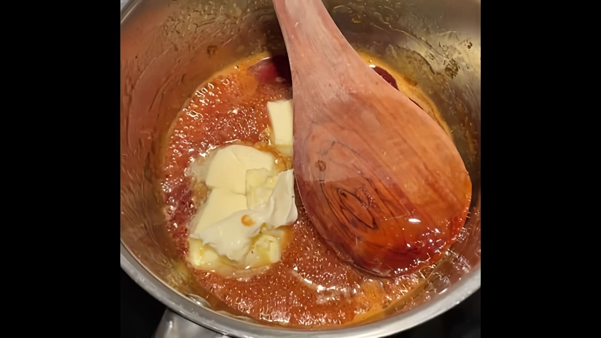 В этом видео демонстрируется рецепт приготовления рождественских пряников без использования меда