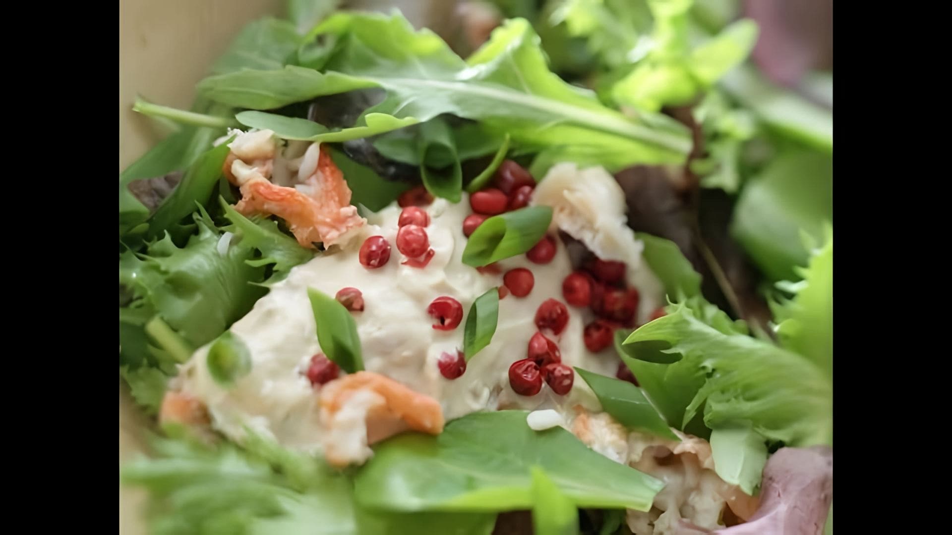 Юлия Высоцкая готовит салат "Окинава" с крабами