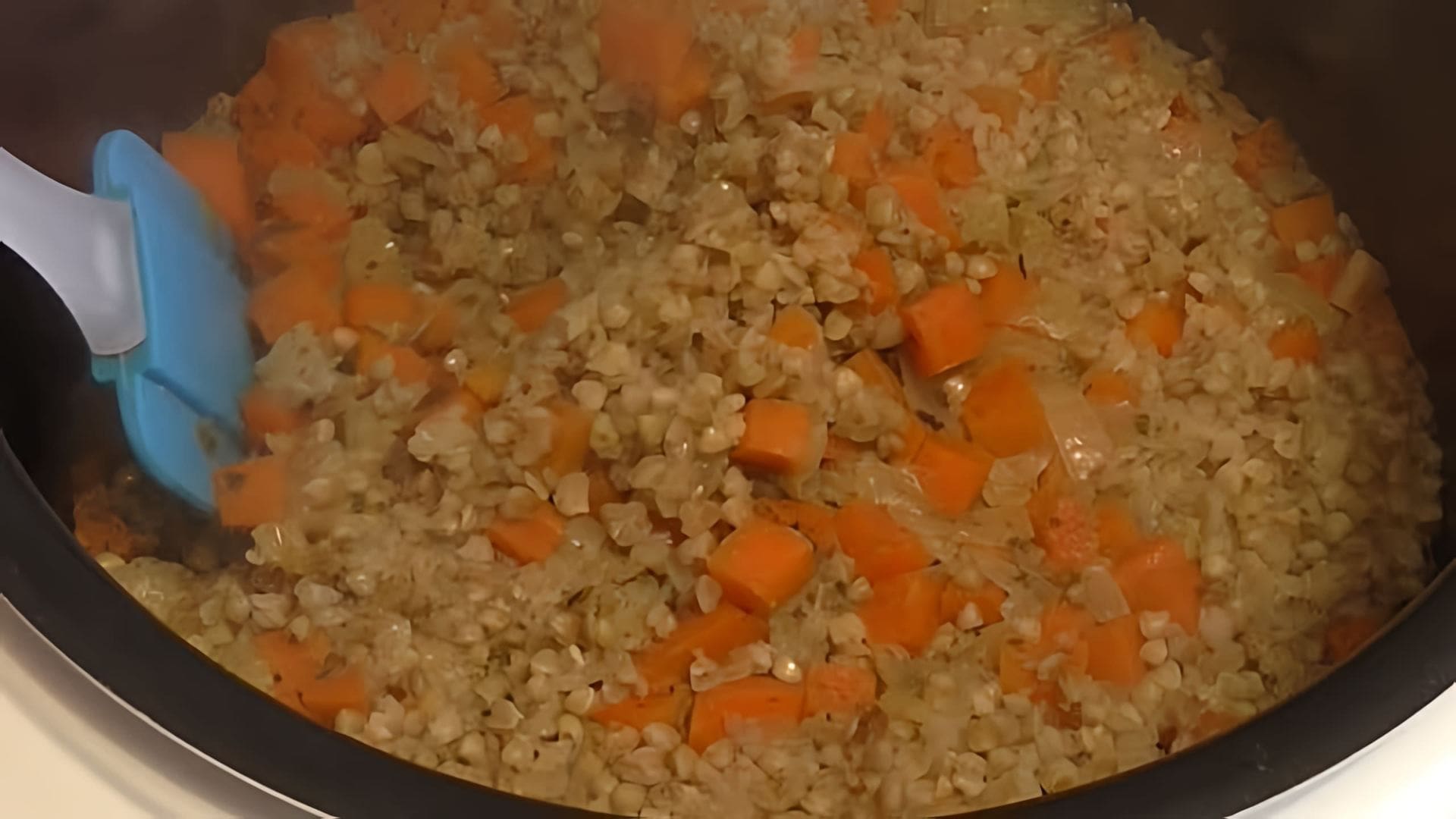 В этом видео-ролике будет показан рецепт приготовления гречневой рассыпчатой каши с овощами в мультиварке