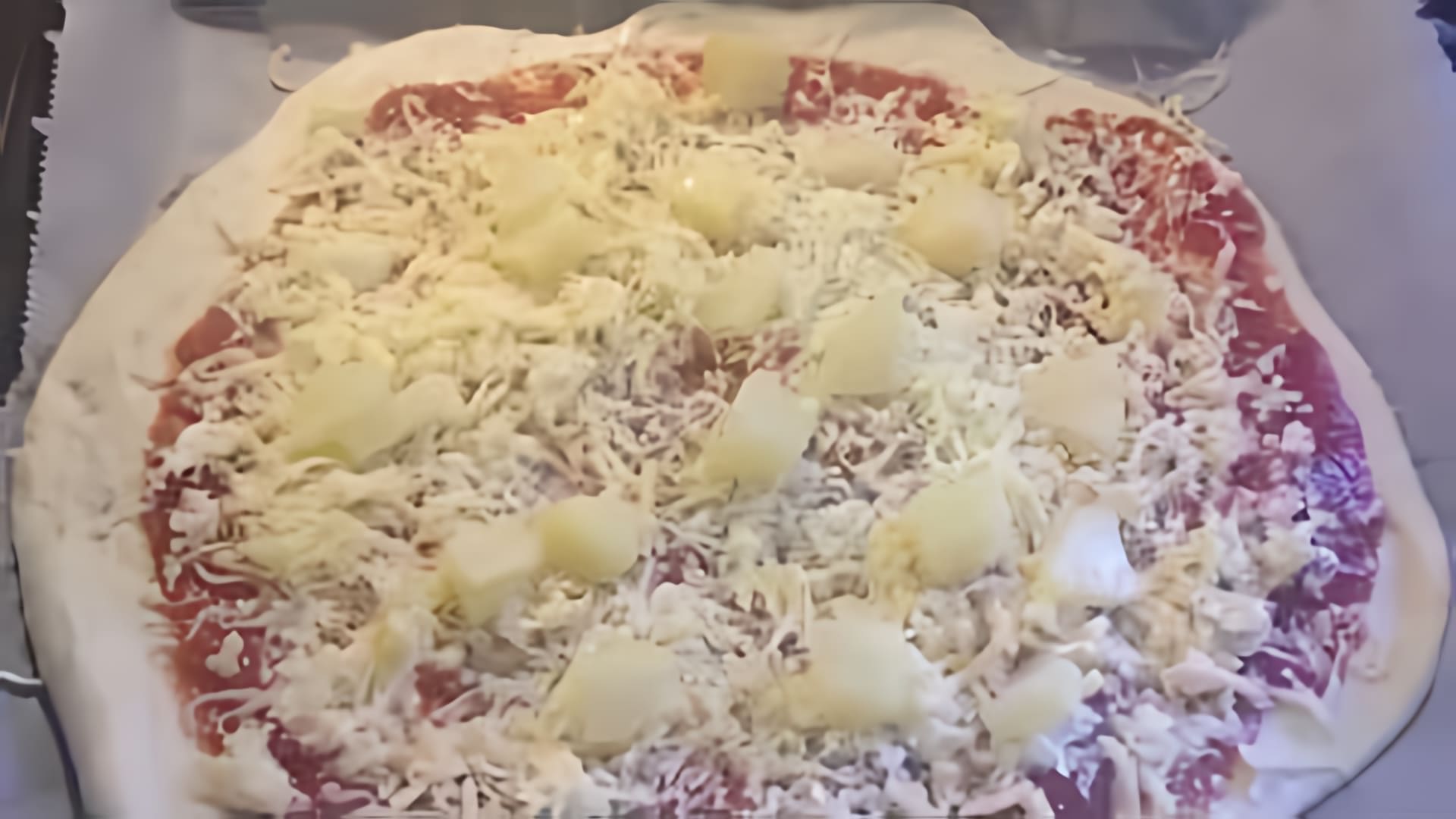 В этом видео демонстрируется рецепт гавайской пиццы с ананасами