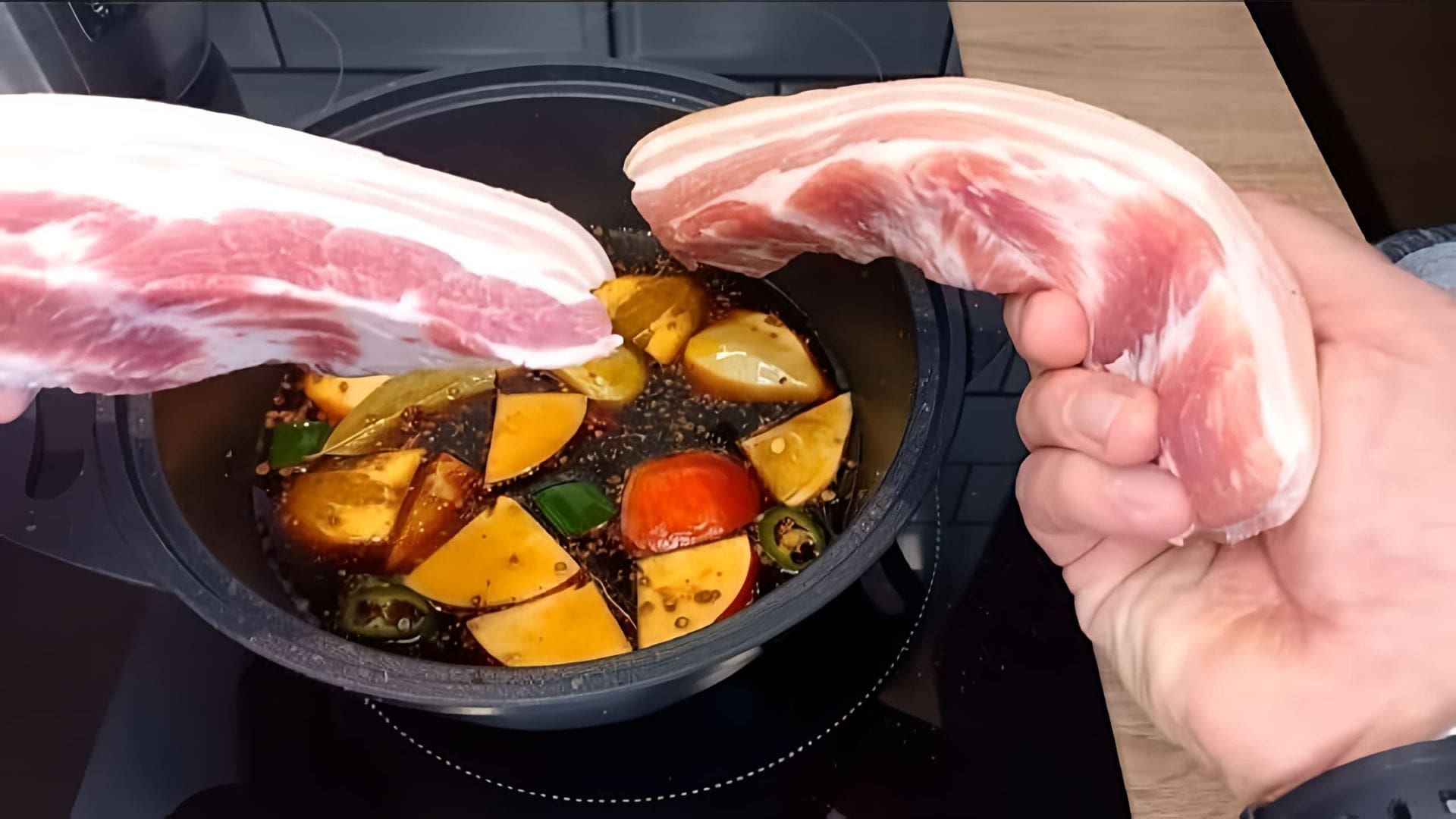 В этом видео шеф-повар Айрат показывает, как приготовить маринованную грудинку в соевом соусе