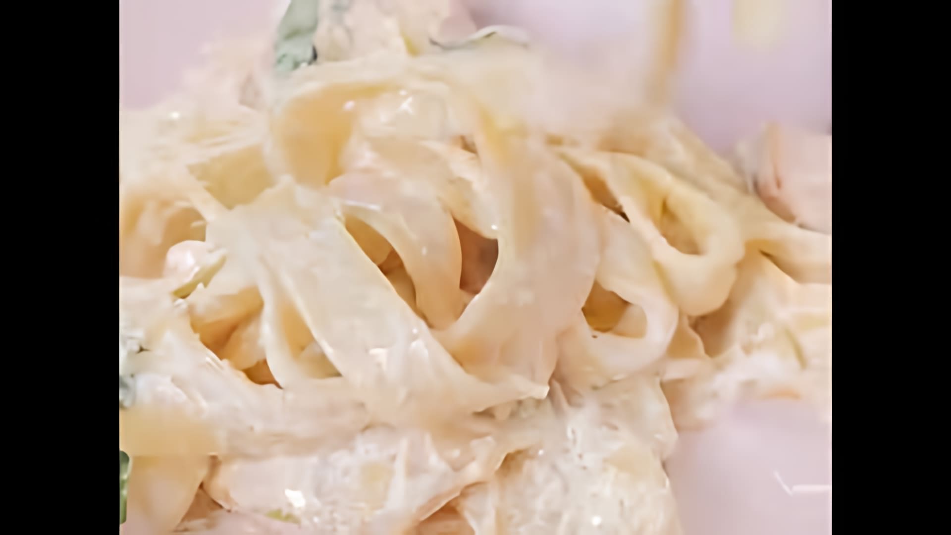 В этом видео демонстрируется процесс приготовления быстрой пасты с семгой в сливочном соусе