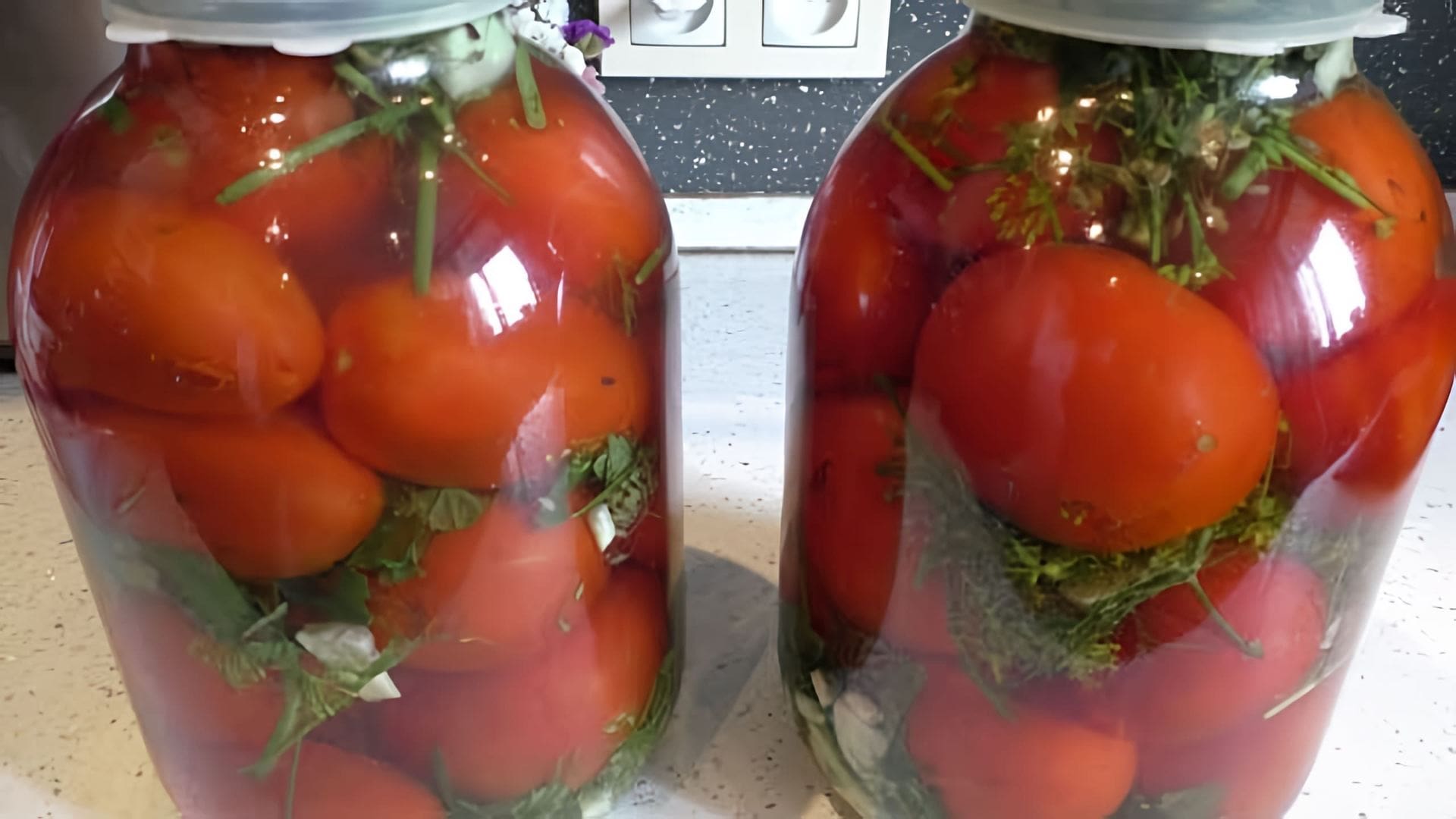 В этом видео-ролике будет показан простой и вкусный рецепт приготовления соленых помидоров, которые получаются как бочковые