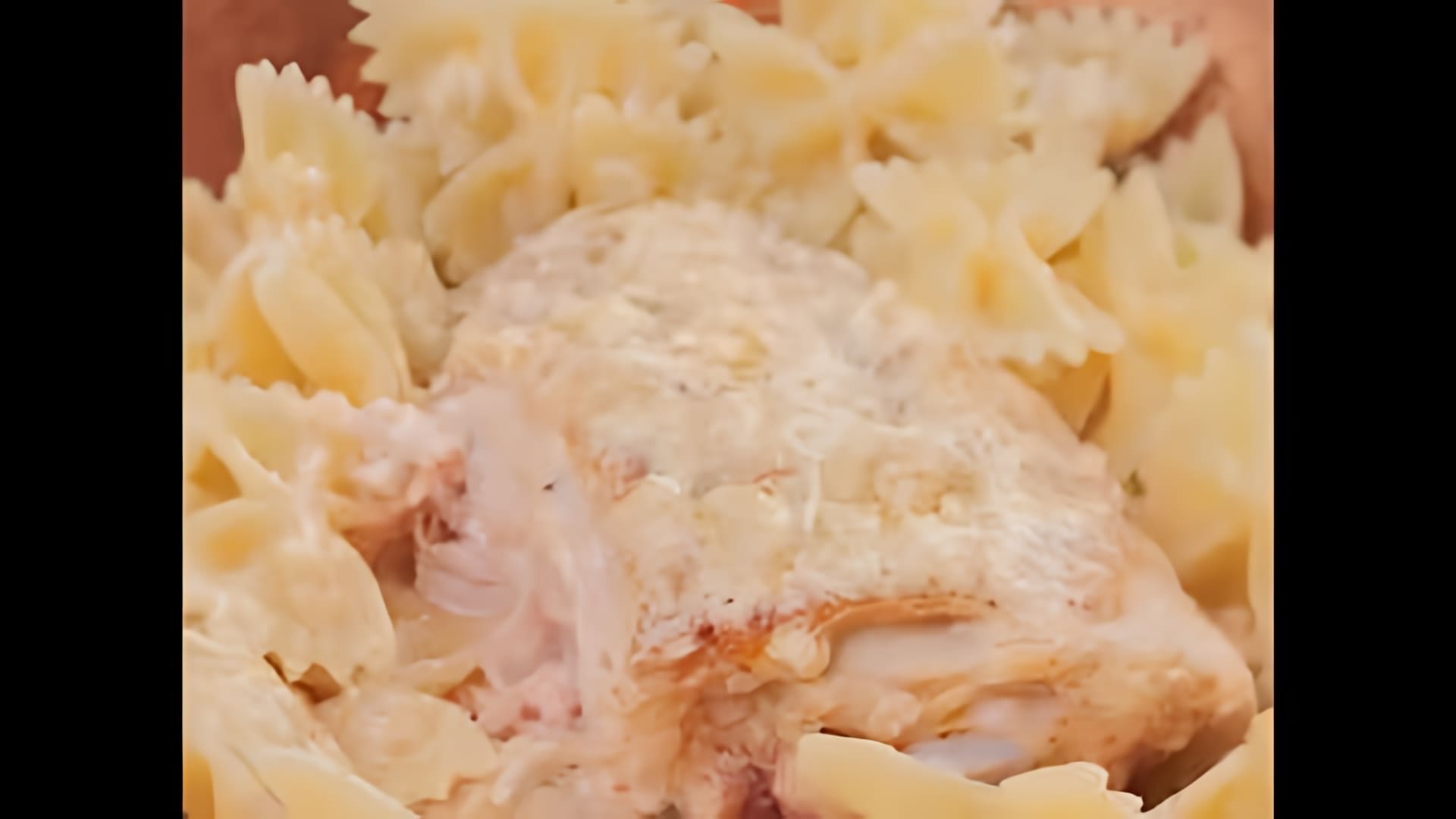 В этом видео-ролике демонстрируется процесс приготовления куриных бедер в сливочном соусе