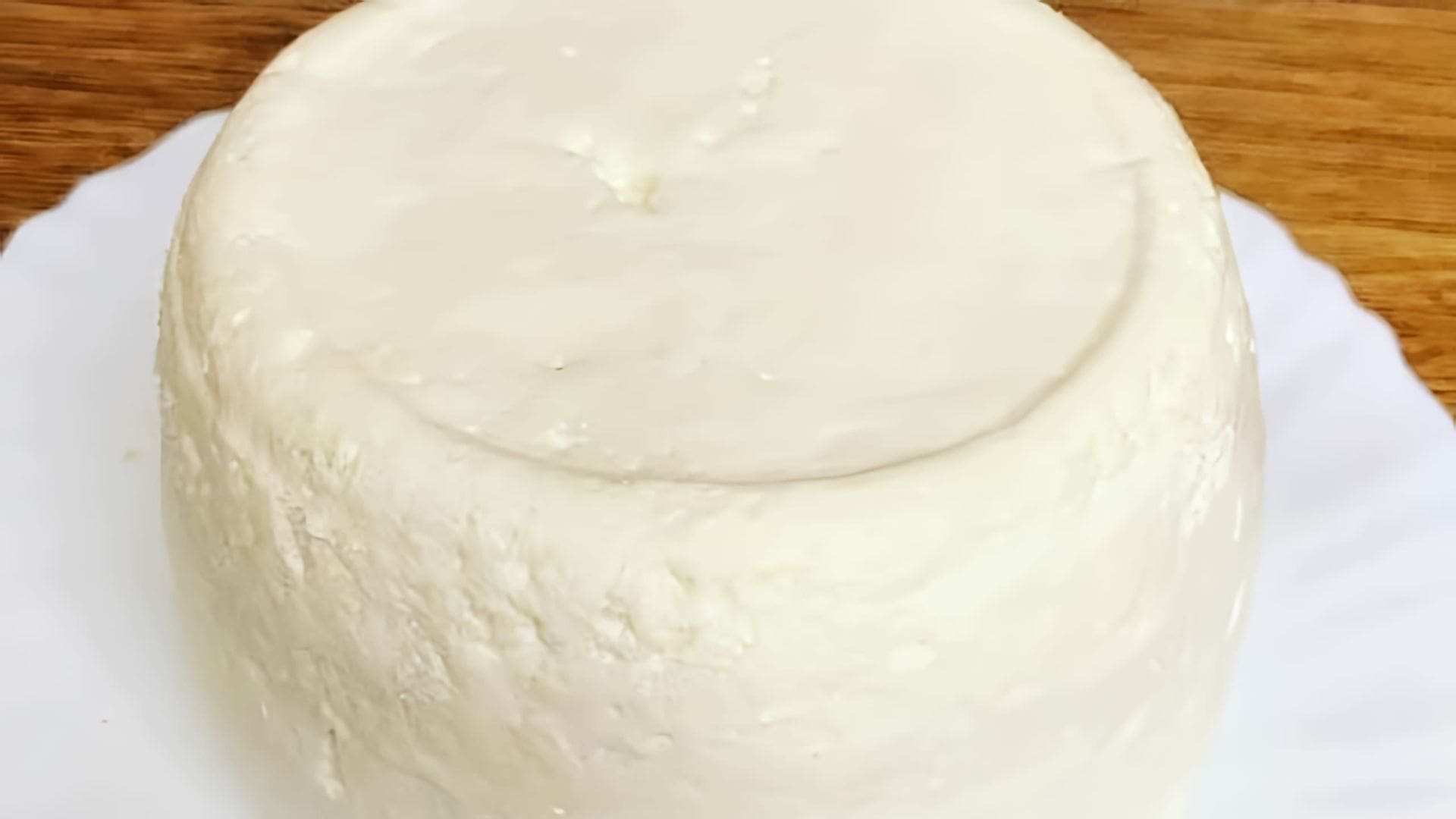 Видео как приготовить адыгейский сыр дома, используя только два ингредиента - обычное молоко и кефир