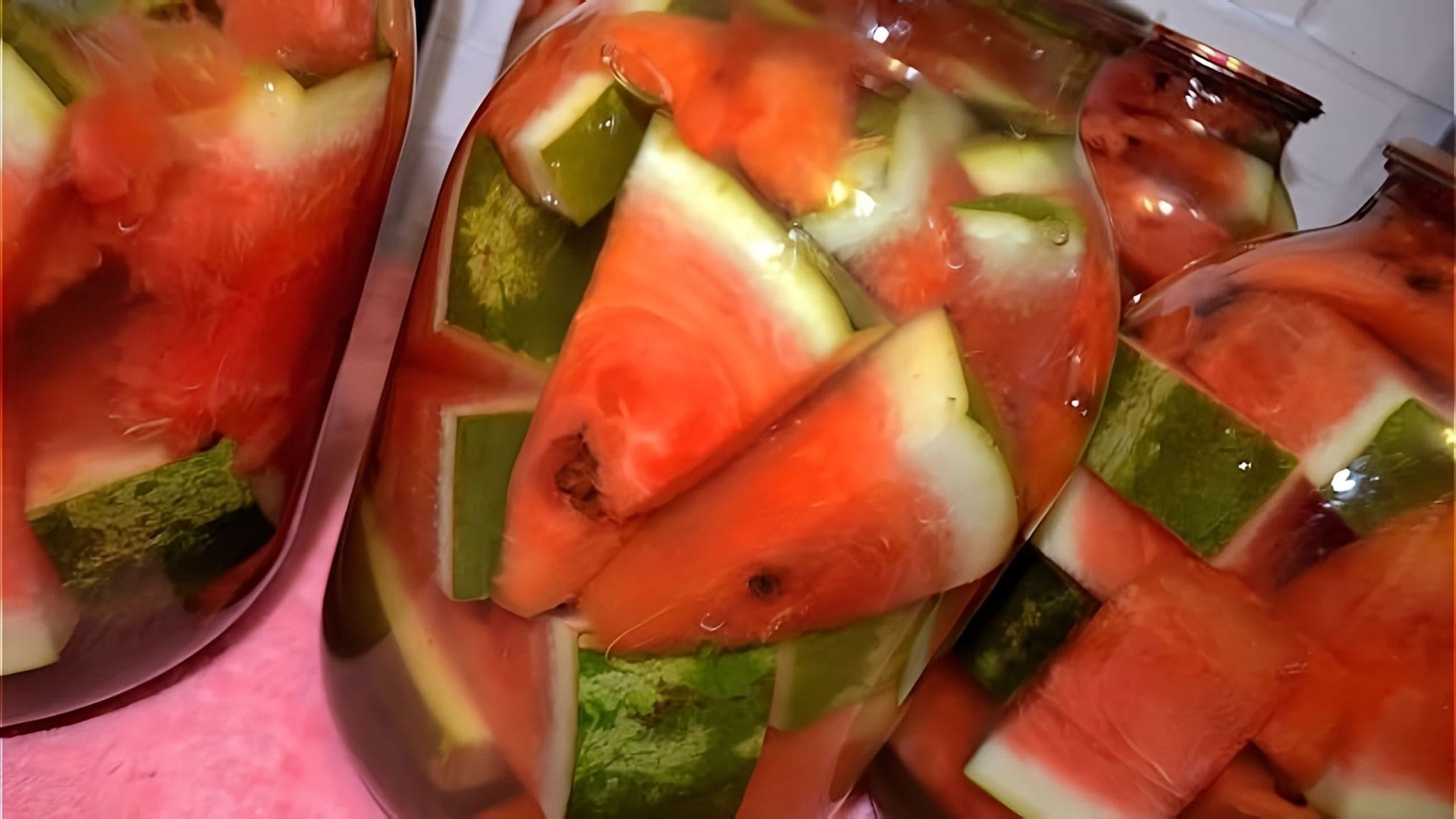 В этом видео Елена показывает, как приготовить маринованный арбуз на зиму