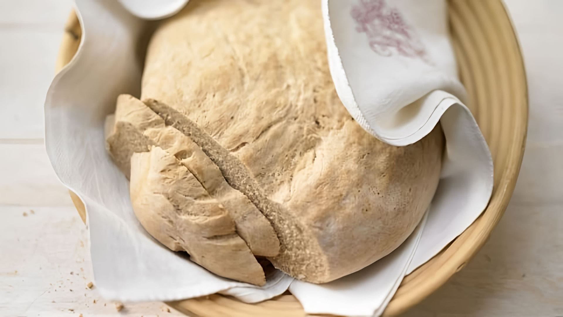 В данном видео демонстрируется рецепт приготовления французского хлеба в духовке