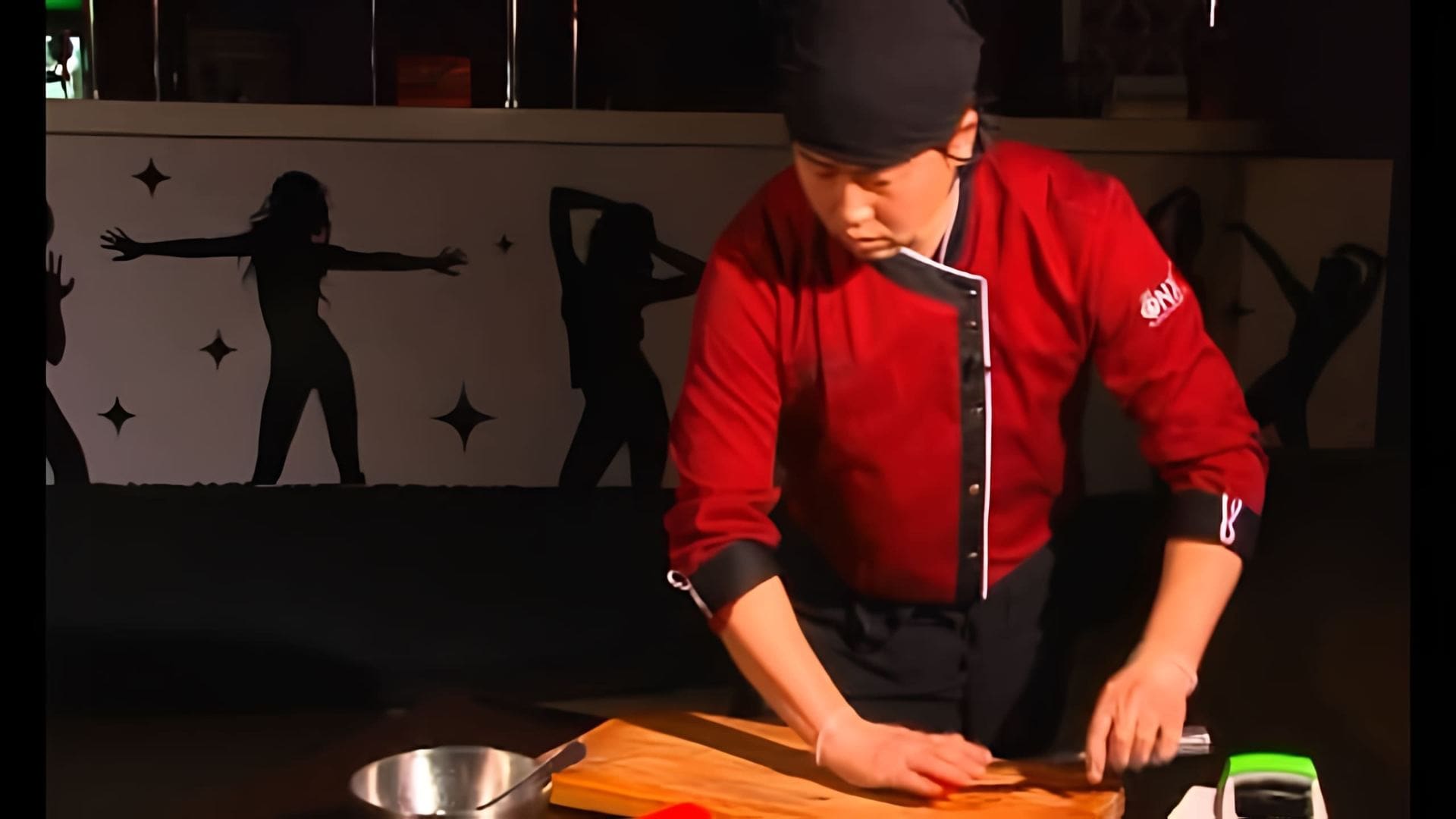 В этом выпуске шеф-повар японской кухни ресторана «Токио» Анатолий Пак расскажет вам, как из простых и доступных... 