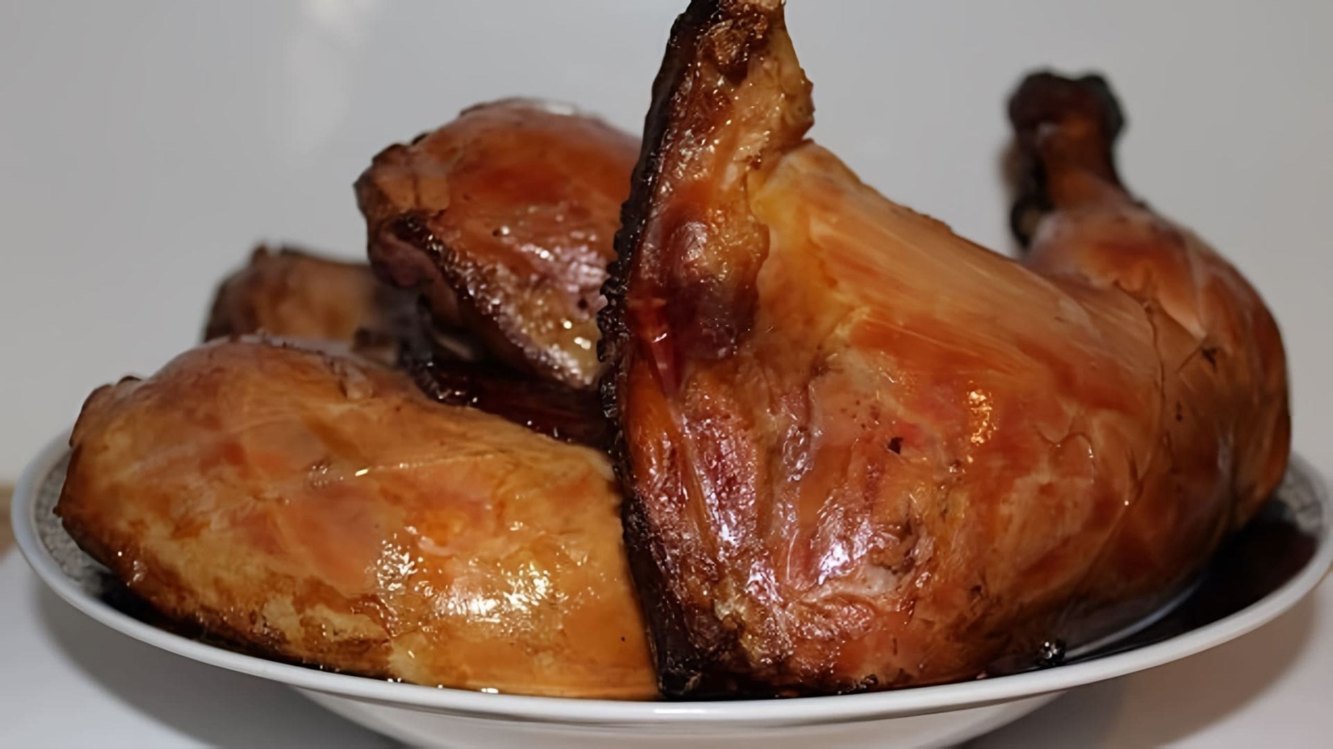 В данном видео автор показывает процесс копчения куриных окорочков