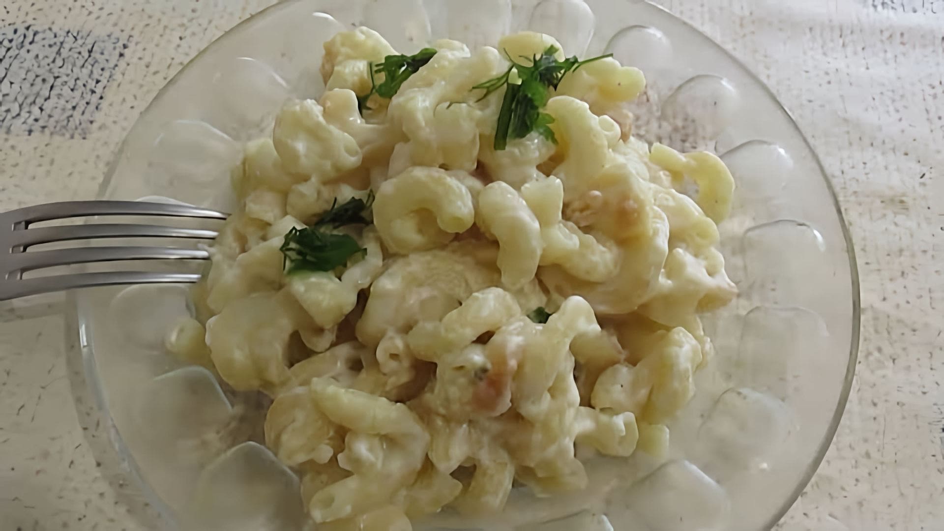 В этом видео Иванович Кулинар готовит ужин из макарон с молоком и сыром
