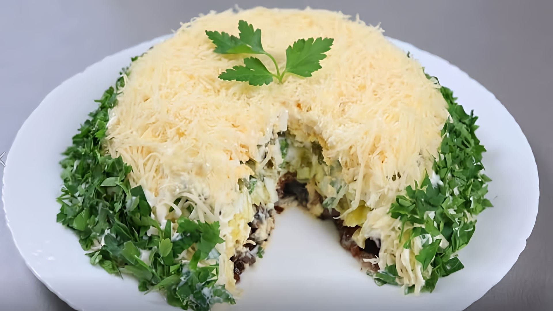 В этом видео демонстрируется процесс приготовления праздничного салата с грибами