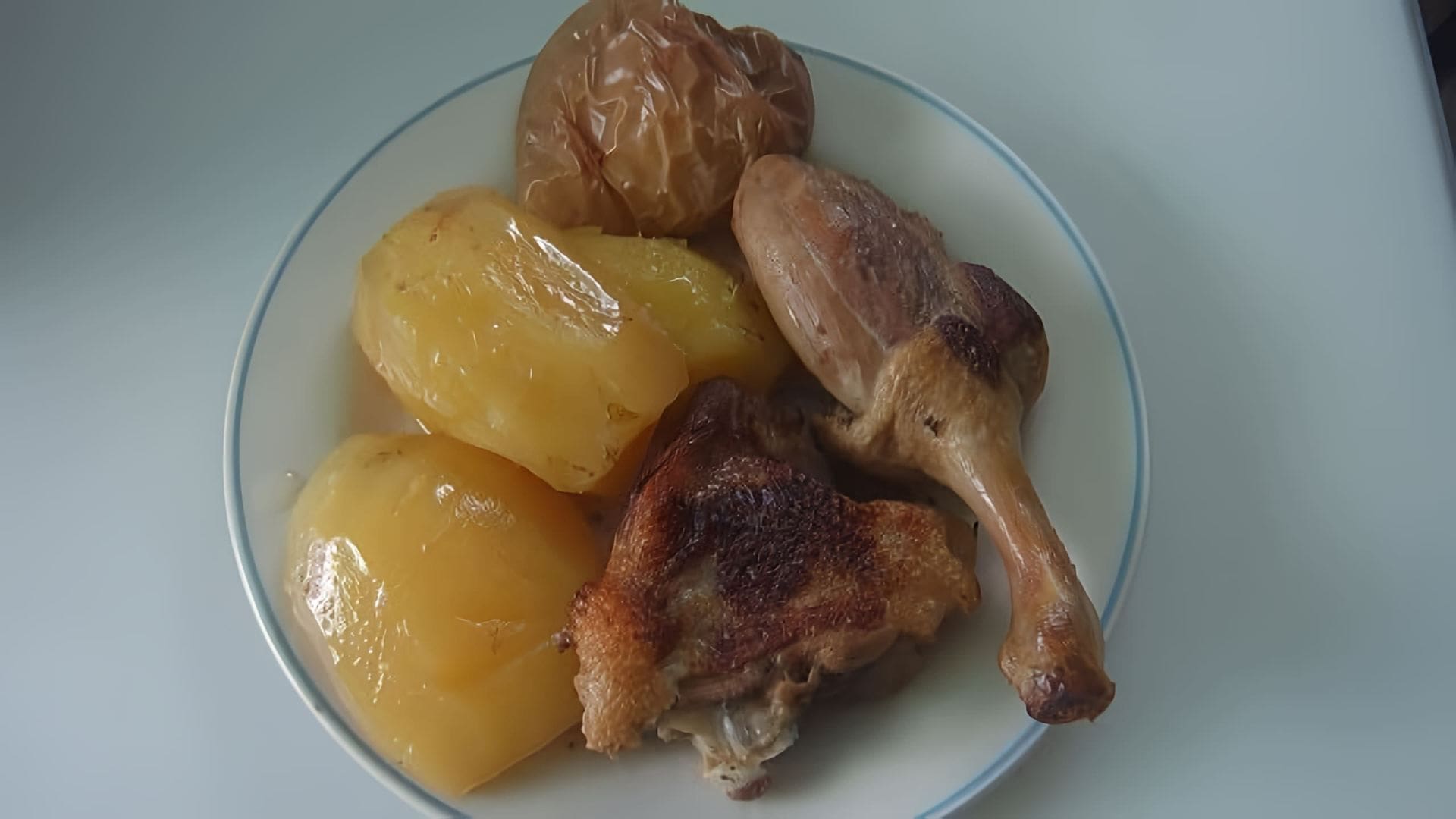 В этом видео демонстрируется процесс приготовления утки с картошкой в духовке