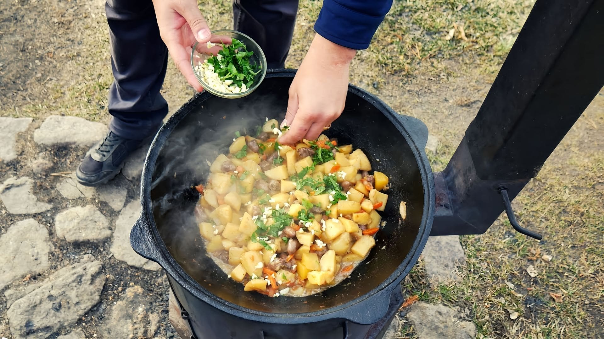 Сердечки на костре. Жаркое в казане на костре. Жаркое на костре в казане с картошкой. Сердечки куриные в казане на костре. Жаркое из курицы в казане.