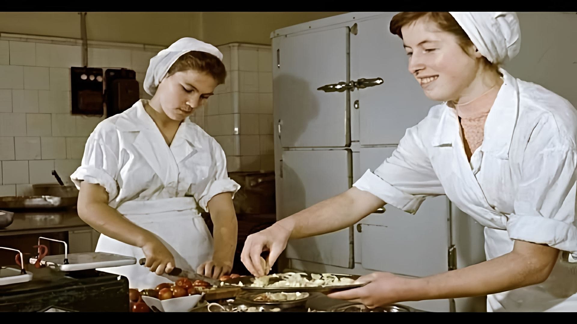 В этом видео рассказывается о рецептах блюд из советских столовых