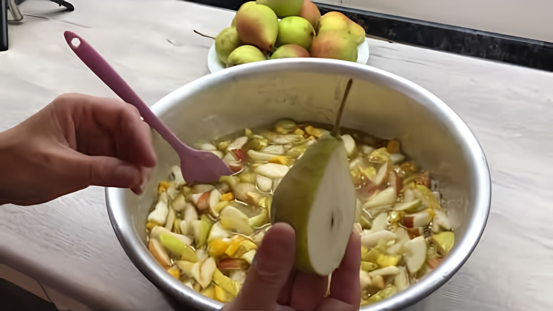 В этом видео демонстрируется процесс приготовления варенья из груши с апельсином и корицей