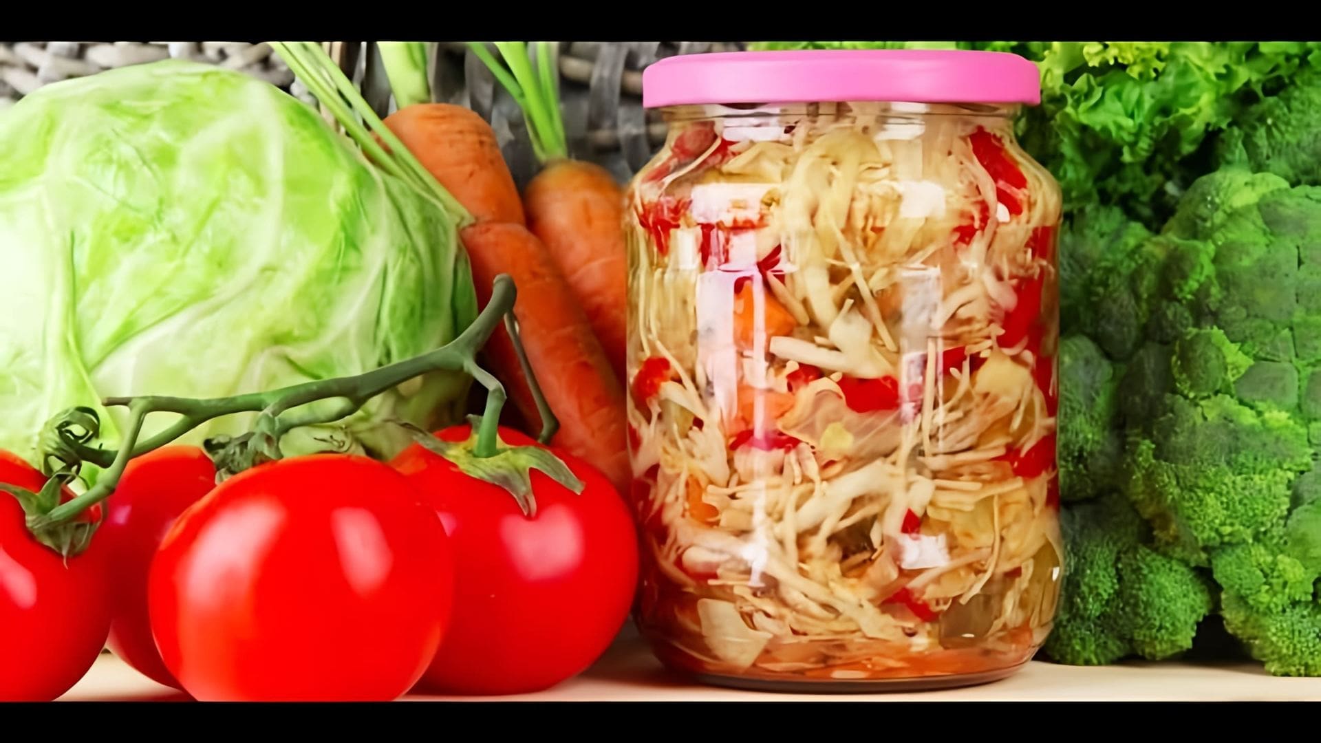 В данном видео демонстрируется процесс приготовления овощного салата на зиму из капусты, помидоров, перца, моркови и лука без стерилизации