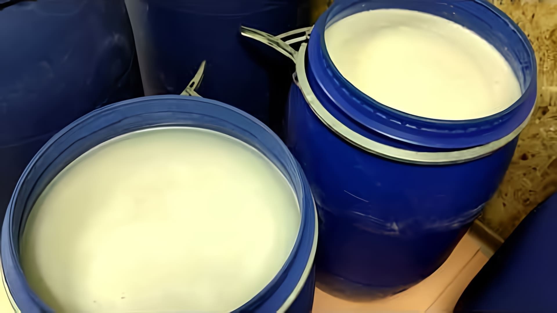 В этом видео демонстрируется процесс приготовления рисового самогона с использованием дрожжей Кодзи