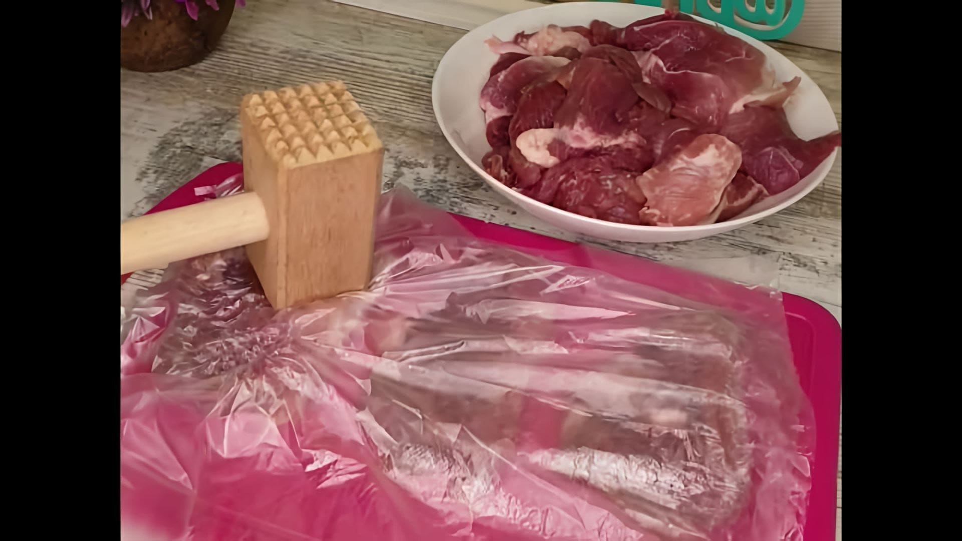 В этом видео-ролике вы увидите, как приготовить простые и сочные отбивные из свинины