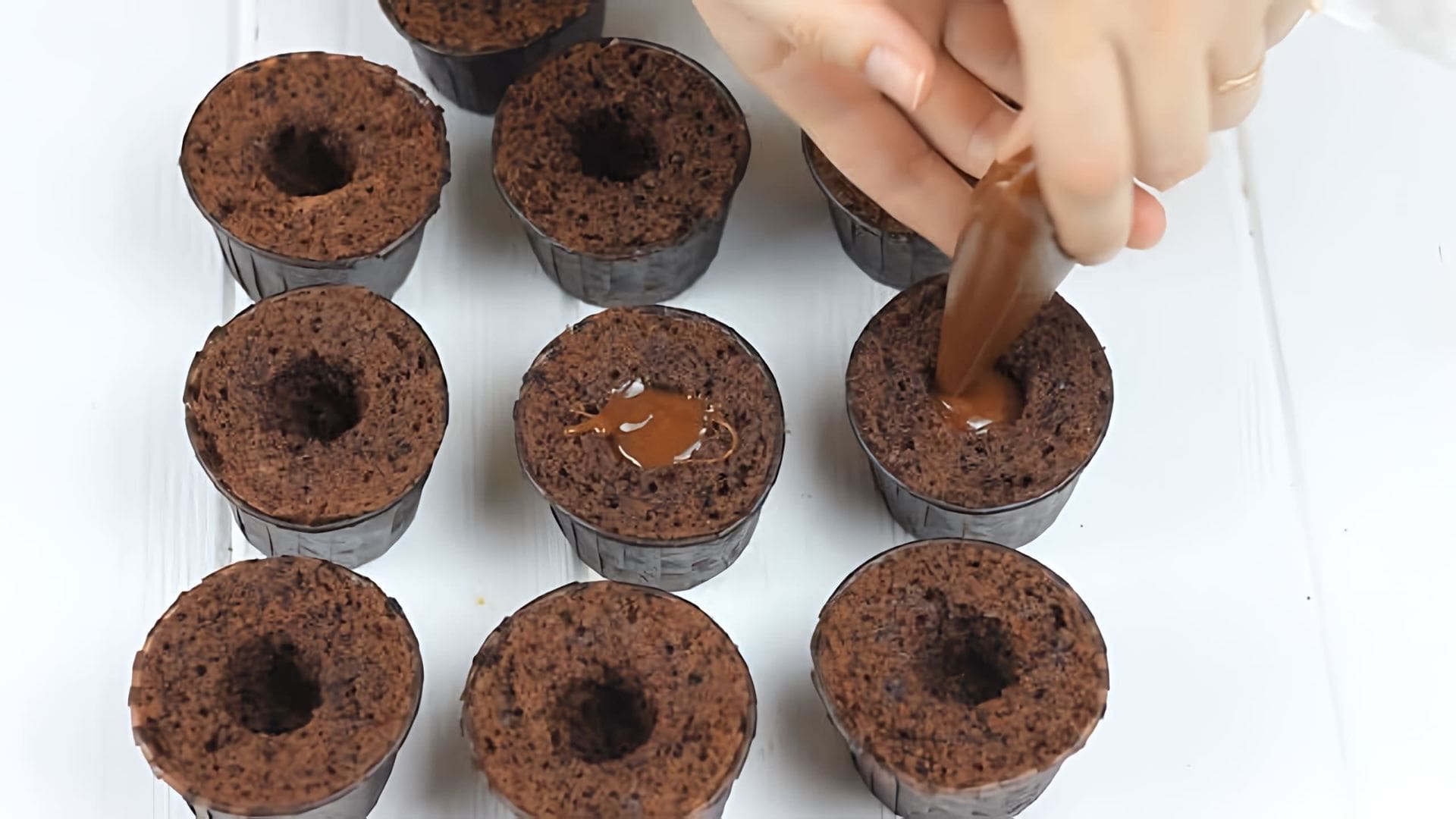 В этом видео представлен рецепт шоколадных капкейков Брауни с карамелью