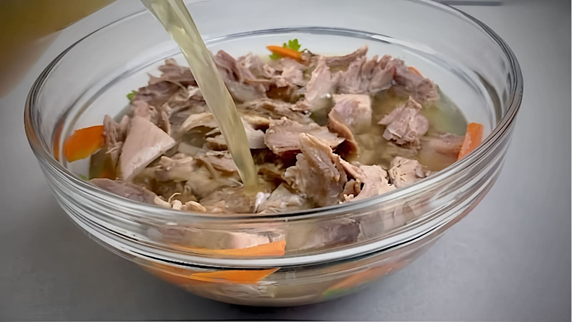 В этом видео-ролике вы увидите, как приготовить прозрачный холодец из свиной рульки без использования желатина и жира