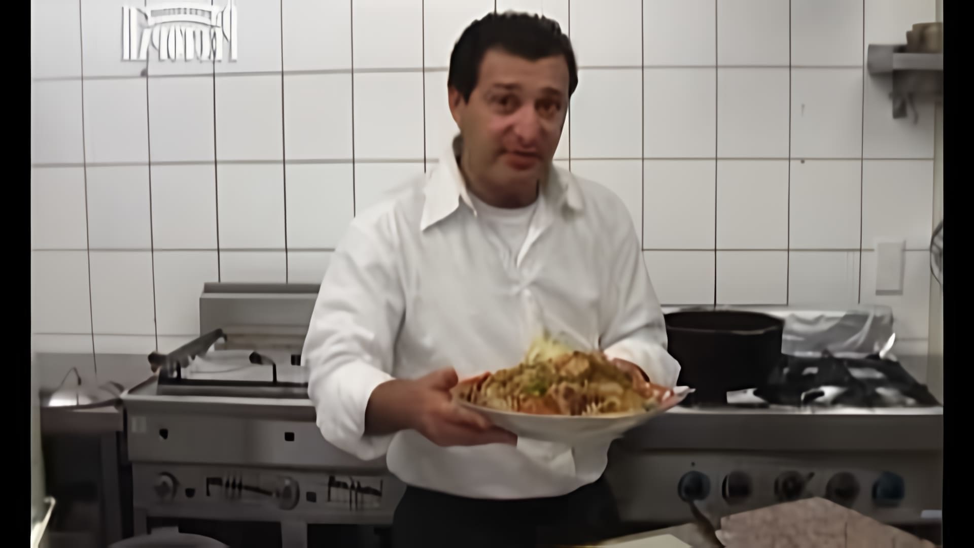 В этом видео демонстрируется процесс приготовления узбекского плова с курицей