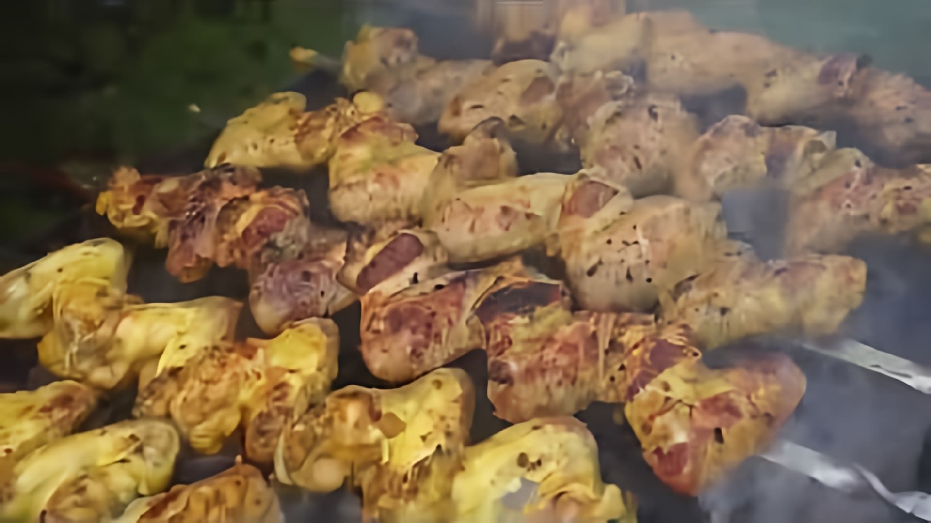 В этом видео-ролике вы увидите, как приготовить сочные куриные крылышки на мангале