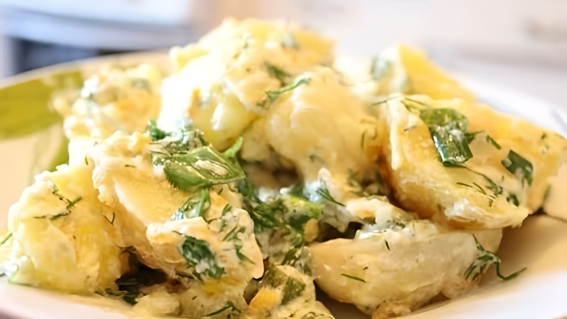 В этом видео демонстрируется простой рецепт приготовления картофеля в духовке со сметаной и сыром