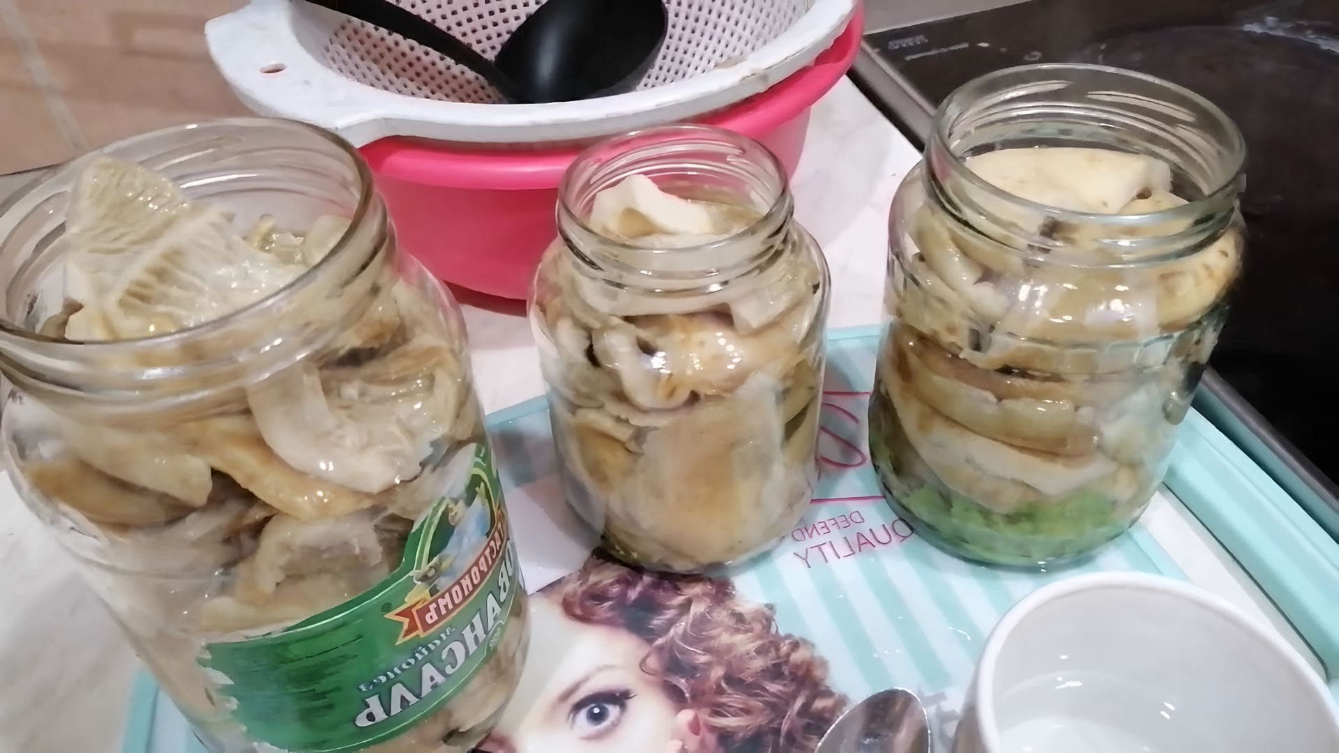 Сколько соли на литр маринада для груздей. Грузди соленые. Маринад для груздей на зиму в банках. Грузди в банке фото. Грузди горячим способом на зиму с уксусом в банках.
