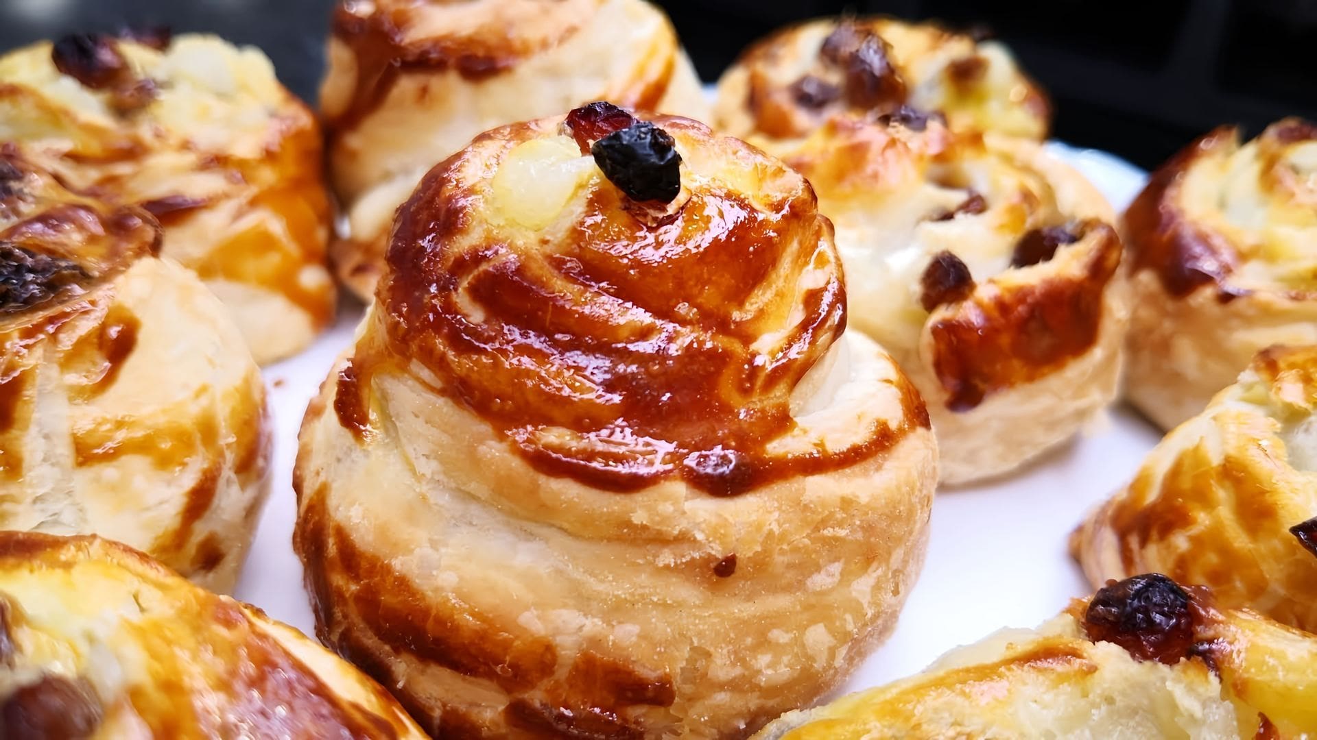 Французская булочка с кремом. Французские булочки. Сладкая булочка. Булка с кремом. Французские булочки.