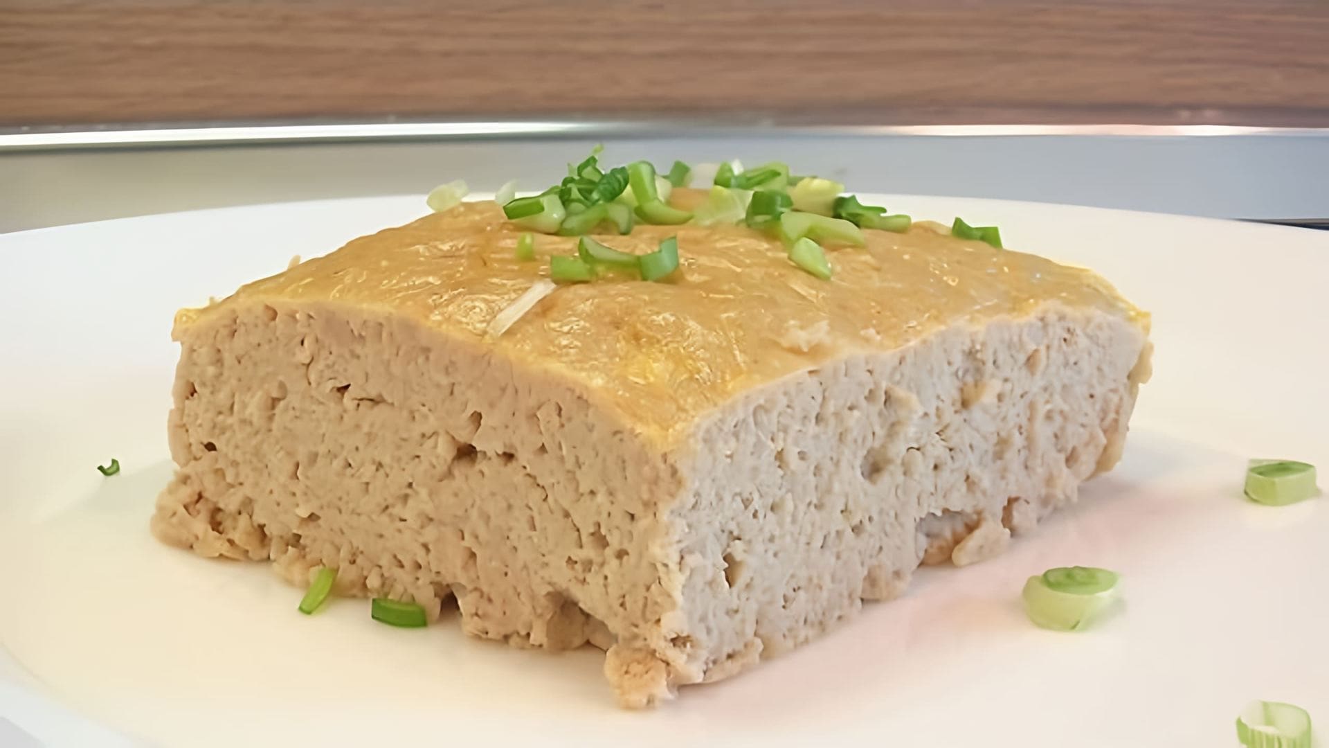 В этом видео демонстрируется рецепт мясного суфле, который был впервые опубликован в книге "О вкусной и здоровой пище" в 1939 году