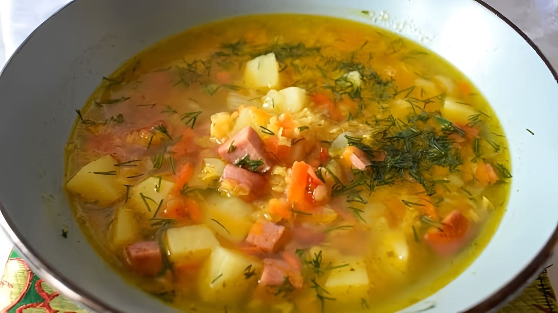 В этом видео демонстрируется рецепт приготовления чечевичного супа с колбасками в мультиварке