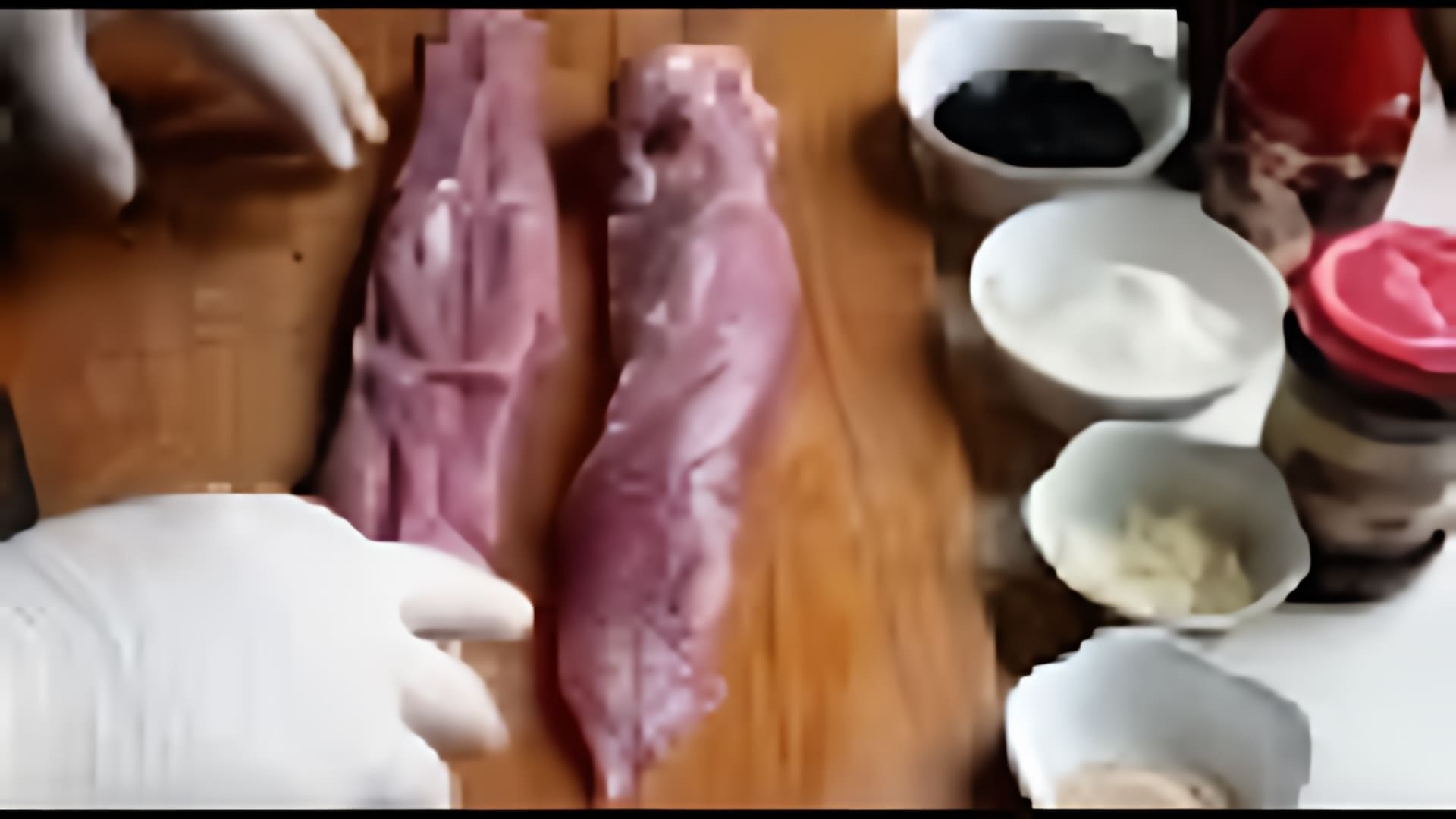 В этом видео демонстрируется процесс приготовления свиной вырезки в соусе хойсин
