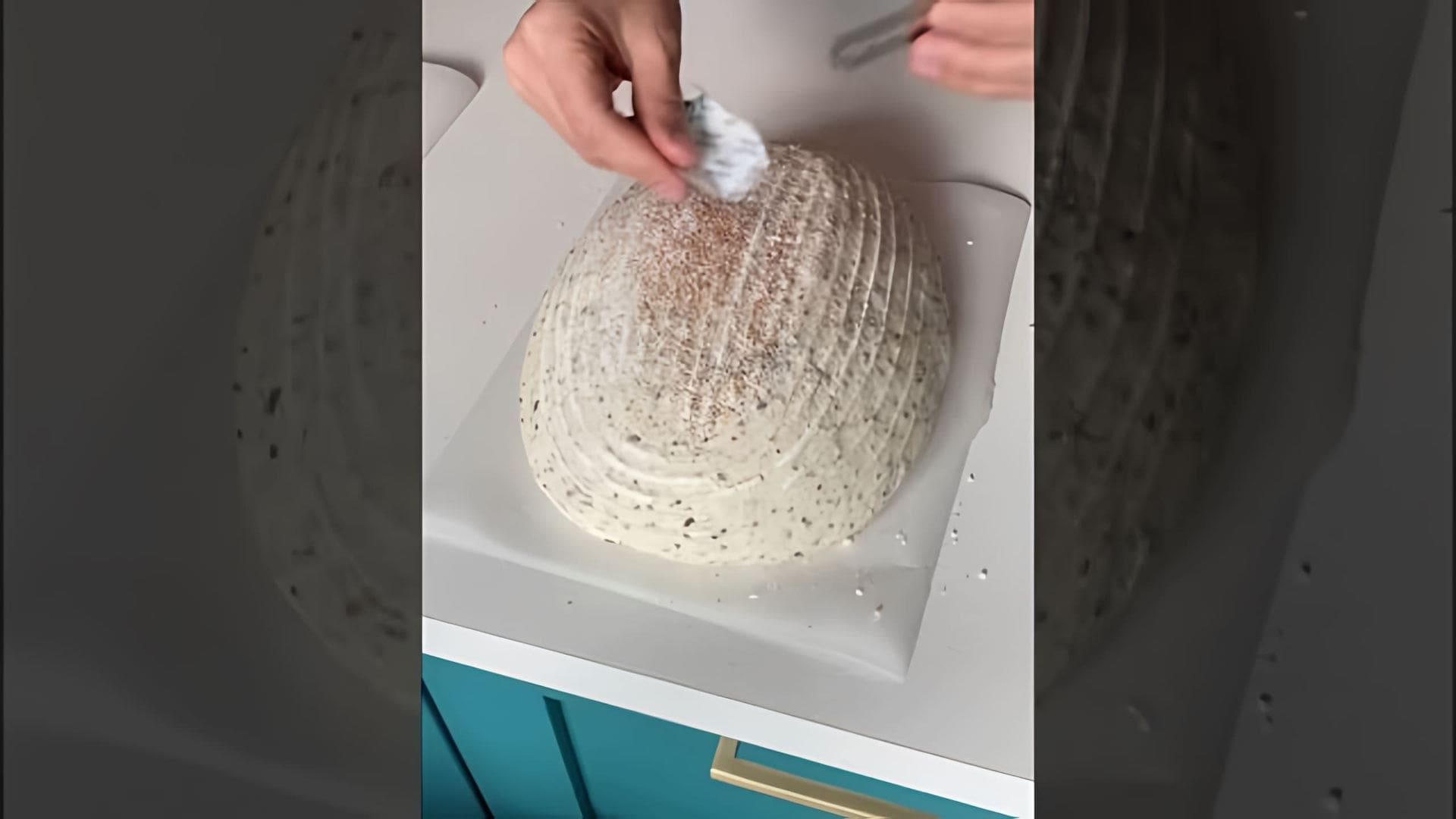 В этом видео демонстрируется процесс приготовления домашнего хлеба на закваске без использования промышленных дрожжей
