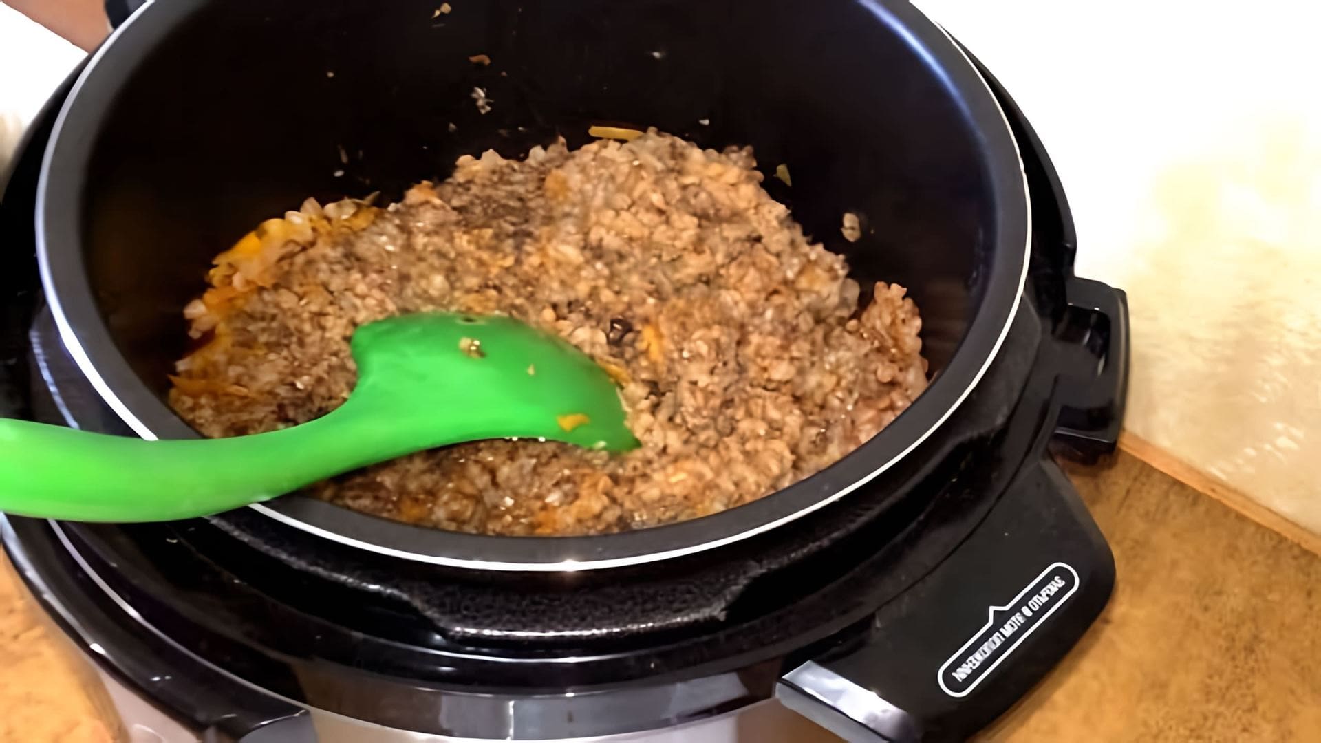В этом видео демонстрируется процесс приготовления гречки с тушенкой в мультиварке