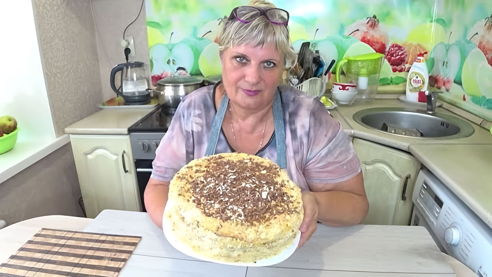 В этом видео демонстрируется процесс приготовления песочного торта "Ленинградский"