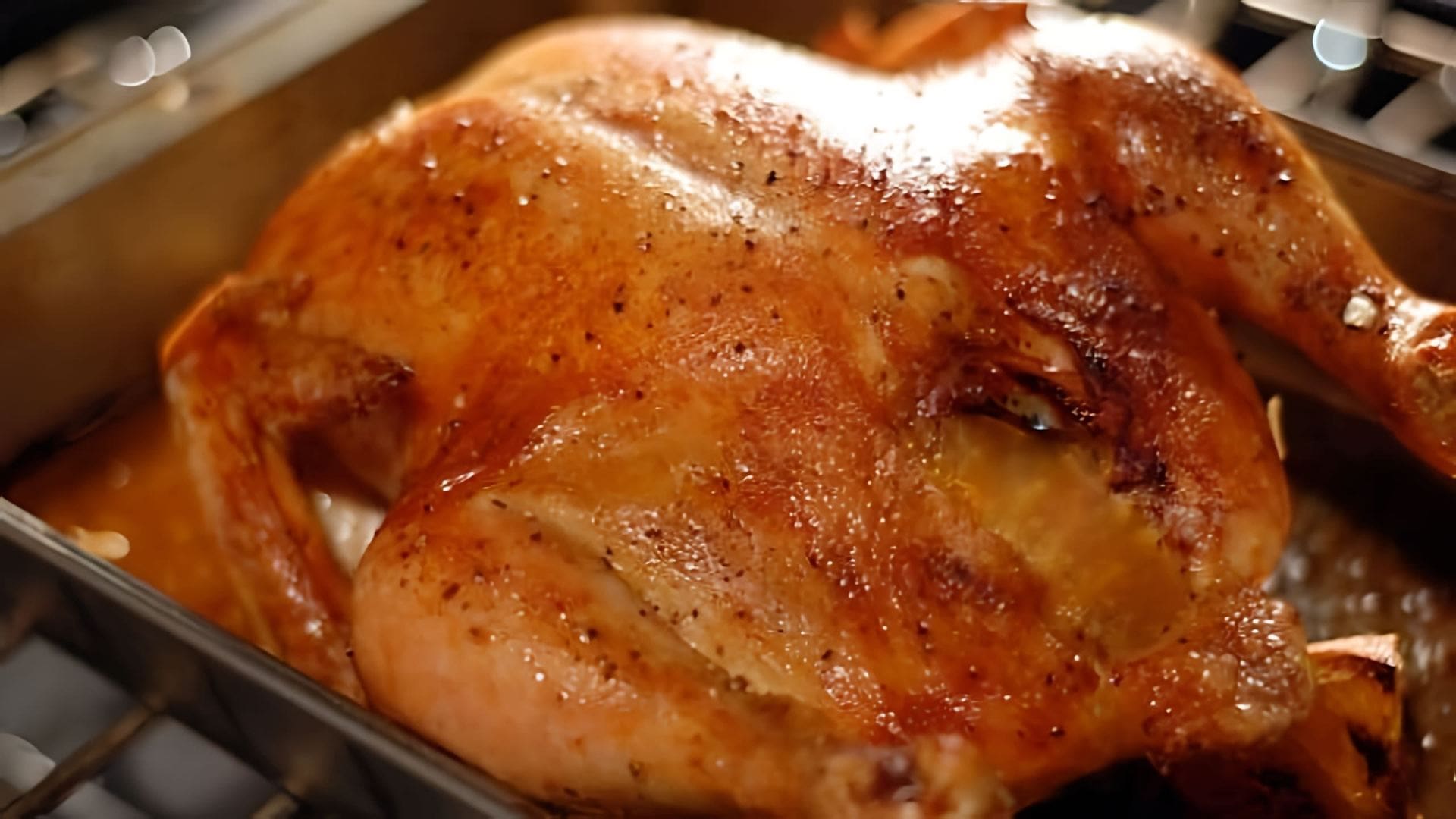 В этом видео демонстрируется процесс приготовления курицы в духовке с хрустящей корочкой