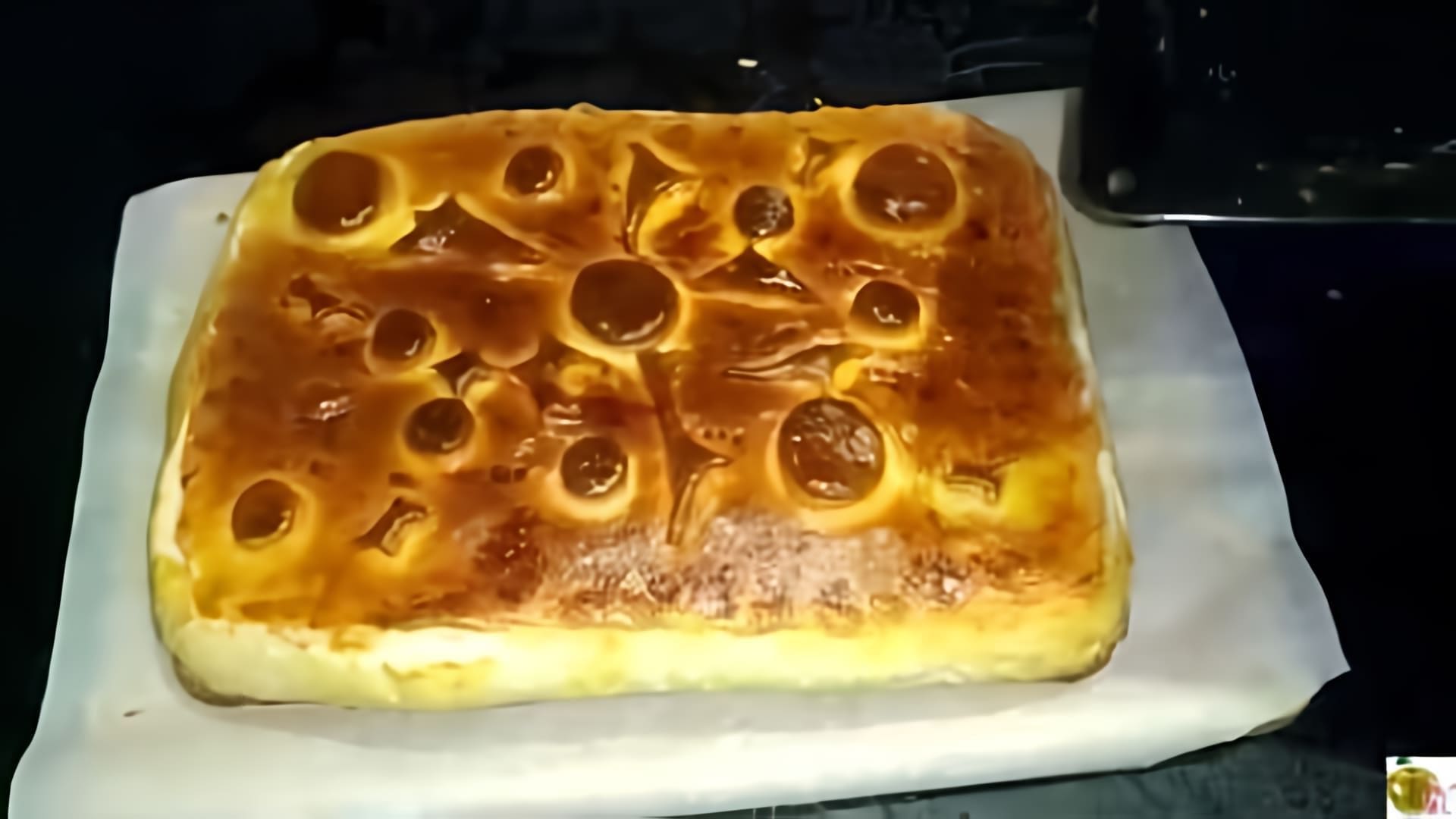 В этом видео демонстрируется процесс приготовления пирога с горбушей и солеными огурцами